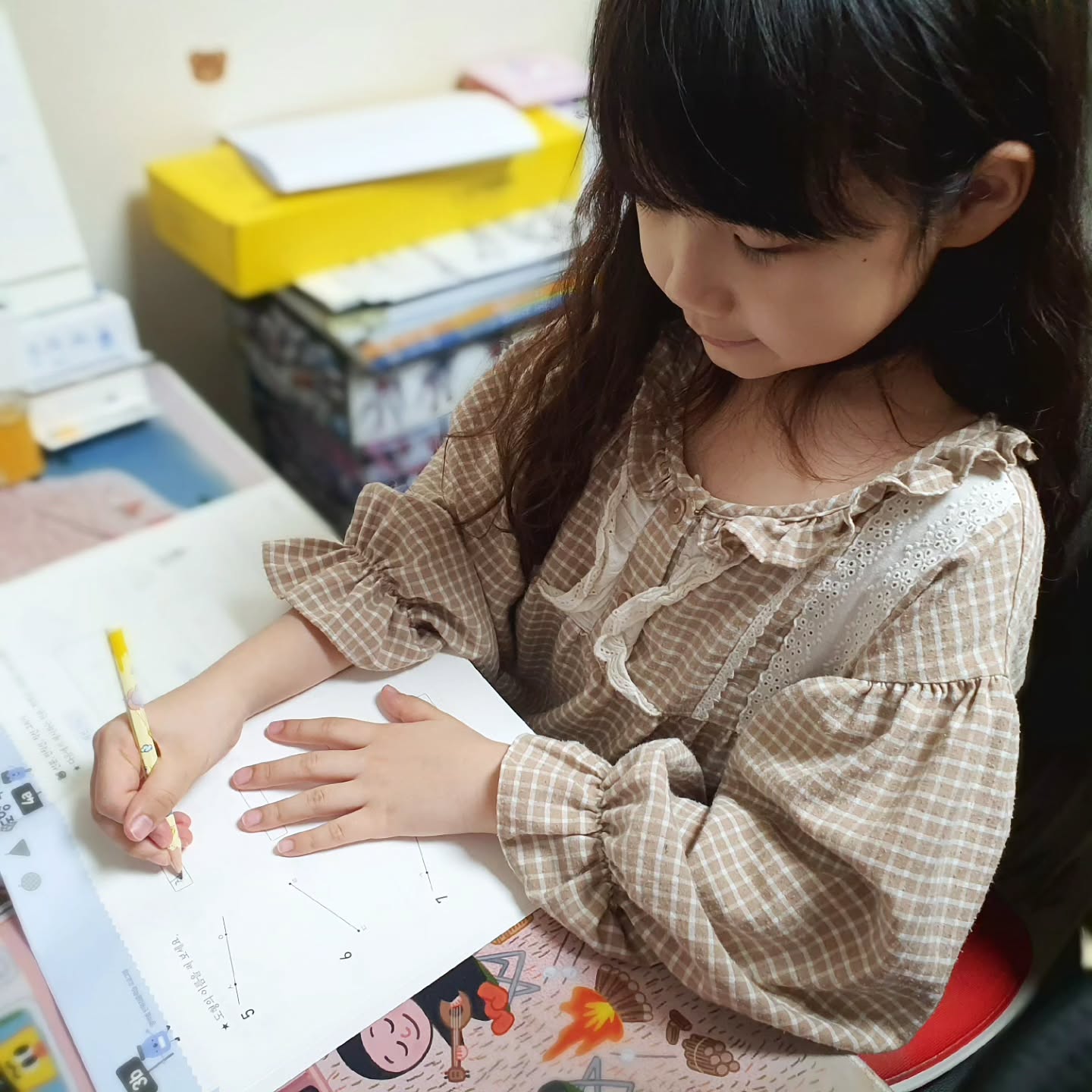 #무상제공 이지만 진심담은 솔직후기!

끝나가는 겨울방학.. 
기탄영역별수학으로 기초를 탄탄하게 다지고있는데요
이번 겨울방학시작할때 도형, 측정편 
들이와 무게 한권을 끝냈는데요
끝내고 나서 평면도형도 어려운것 같다고해서 
기탄영역별수학 평면도형과 원을 선택해
열심히 풀어나가고 있답니다~
아이가 부족했던 부분이나 어려워했던 부분을
반복적으로 풀어나감으로써 
좀더 깊게 알아가는 시간을 갖고 있답니다~

＊┈┈┈┈＊┈┈┈┈＊┈┈┈┈

ꔛ 겨울방학이 지나면 3학년에 올라가는 우리아이!
새학기 준비가 정말 막막했거든요.
제가 찾은 답은 기탄교육 단계별, 과목별 학습지와 
전집으로 새로운 출발의 대비와 준비를 하고 있어요!
하나하나 차근차근 기초부터 탄탄하게 잡아주면
이번 3학년도 문제 없을것 같아요~
걱정하지마시고 기탄교육 학습지로 탄탄하게 준비해보세요!

＊┈┈┈┈＊┈┈┈┈＊┈┈┈┈

ꔛ 마지막으로 와디즈 단독론칭 정보 알려드려요!
교보문고 10만부 품절 호기심백과 4종 펀딩!
아이들의 호기심을 채워줄뿐만아니라
창의력까지 키워주는 #기탄 #브리태니커 
호기심백과 2권과신간 호기심백과 2권까지 만나보세요!
오픈알림 참여 고고 해보세요!!

＊┈┈┈┈＊┈┈┈┈＊┈┈┈┈

gitan_official_
#새학기추천도서 #새해학습지 #겨울방학추천도서 #겨울방학학습지 #겨울방학홈스쿨 #가성비학습지 #가성비전집 #기탄교육 #오무나 #빵가게 #엄마표교재 #기탄학습지 #학습지추천 #유아학습지 #초등학습지 #기초학습지 #영역별수학#기탄영역별수학 #평면도형 #원 #학습의기초탄탄 #단계별학습지 #워크시트무료나눔 #열독북클럽 #북클럽 #기탄북클럽