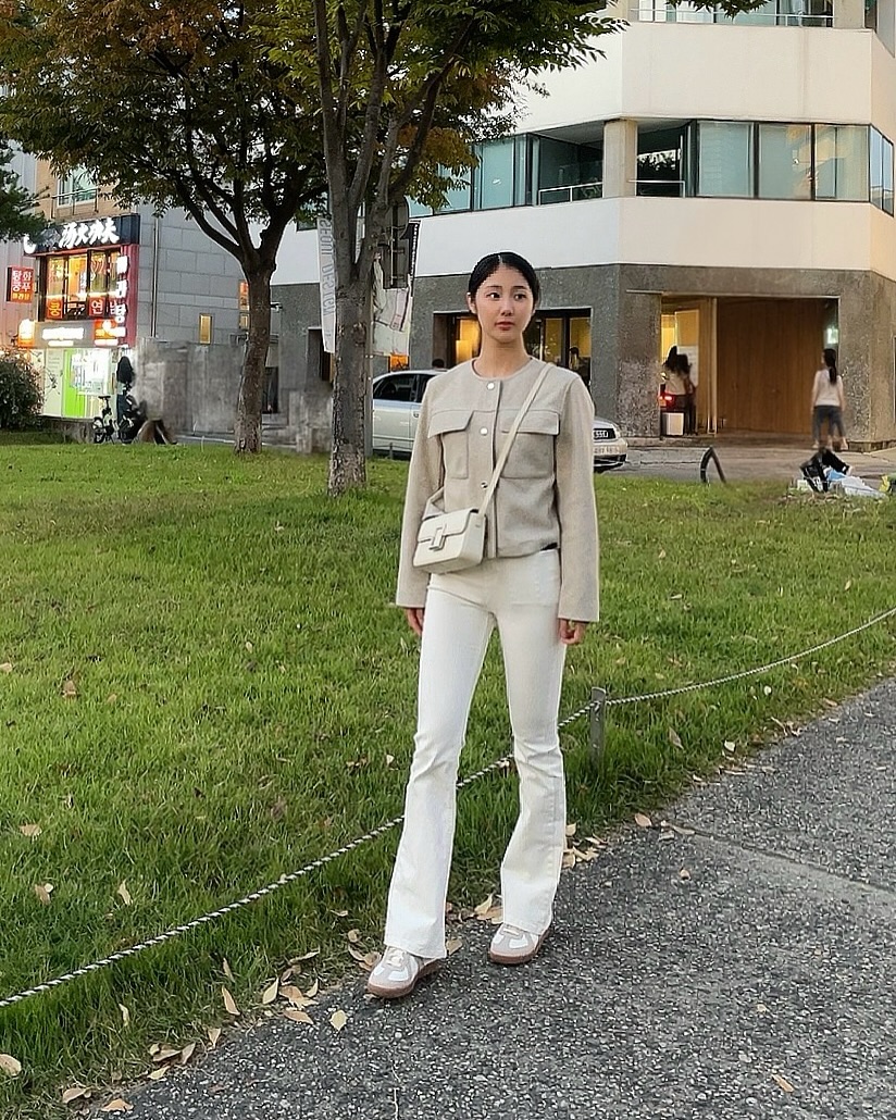 신발장을 열면 키높이 신발이 잔뜩인 제가 찾은 운동화👀
키높이 티가 나지 않능 속굽에
이날 하루종일 연남동을 돌아다녀도 발바닥이 아프지 않았던👟👟

여기조기 이렇게 저렇게 막신어도 예쁜 운동화 라구요🤍