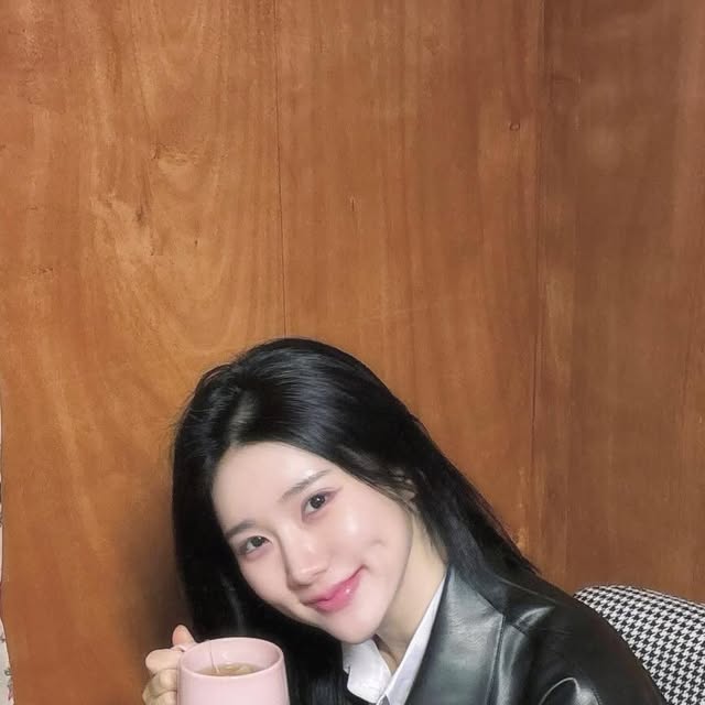 조은서 on Instagram: "#광고 @1rony9orno_official 

요즘 내 휘뚜루마뚜루 교복템 아이러니포르노 화이트라인 !!
아니 근데 어떻게 브랜드 이름이 아이러니 포르노 . . 🫣

#아이러니포르노화이트라인 #IRONYPORNOWHITELINE #남여공용자켓 #자켓 #레더자켓 #스웨이드자켓 #아우터 #레더 #데일리룩 #자켓추천 #JACKET #LEATHERJACKET #suedejacket #협찬 #제품제공"