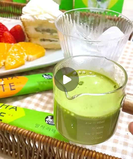 🎀 |📍익산맛집 전주맛집 전북맛집 on Instagram: "#광고
집에서 카페 느낌 내기 딱 좋은 쟈뎅 말차라떼🍵💚 

제주 세레모니얼 등급 말차라떼를 
스틱 하나로 간편하게 만들 수 있어서 완전 편해요!

좋은 등급의 제주산 말차를 사용한 제품이라 그런지 
말차 향이 진하고 부드러워서 정말 맛있더라구요

게다가 자일로스 설탕이 들어가서 깔끔하게 달달한 느낌!!

우유나 물에 타서 아이스로 먹어도 맛있고 
따뜻하게 먹어도 좋아서 취향대로 즐기기 딱이에요
+ 다양한 맛까지 완벽,,💚

하나하나 다른 매력에 골라먹는 재미가 있더라고요!
개인적으론 기본 말차 라떼가 가장 맛있었어요🍀

집에서 간단하게 카페 느낌 내고 싶을 때 
홈카페 필수템으로 추천합니다-

#쟈뎅 #까페모리 #말차라떼 #제주말차"