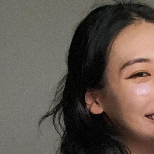 또치의 하루 on Instagram: "#광고 
환절기부터 시작된 피부 트러블 ㅠㅠ
건조하고 피지가 쌓이면서 오돌오돌해진 피부결이 너무 스트레스였던 우리집 사람들😩
에이프릴스킨 핑크알로에 머랭솝으로 
바꾸고나니 피부 스트레스가 줄었다는?!

✨에이프릴스킨 핑크알로에 머랭솝✨
더 강력한 피부 진정 효과, 핑크 알로에 *트러블 진정 머랭솝
#에이프릴스킨 #핑크알로에머랭솝
( *트러블: 건조, 민감, 피지, 울퉁불퉁 피부결, 모공 노폐물)

✅머랭처럼 쫀쫀한 거품과 제형이 특징인 핑크알로에 머랭솝

* 트러블 잠재우고, 모공은 비우고
- 일반 알로에 대비 진정 성분이 더 높아진 핑크 알로에 함유 
- 쫀쫀한 머랭 거품이 모공 속 숨은 미세먼지, 노폐물까지 OUT!
- 여드름성 피부 사용 적합 테스트 완료 / 저자극 테스트 완료
(*트러블: 건조, 민감, 피지, 울퉁불퉁 피부결, 모공 노폐물)

* 더욱 간편해진 4 in 1 클렌저 , 핑크알로에 듀얼 머랭솝
-  point 1: 각질케어부터 진정클렌징까지 클렌저 하나로 끝!
-  point 2:  진정에 진정을 더한 프리미엄 듀얼 머랭솝
1️⃣핑크클렌저 > 핑크 알로에 + 콩 스크럽 + 수분 성분 72% 함유
2️⃣그린클렌저 > 병풀 추출물 + 녹두 스크럽 + 자연 유래 성분 78% 함유
- point 3: 폼클렌징: 모공 속 노폐물 제거
  각질 제거: 부드러운 피부 케어
  수분케어: 당김없는 즉각 수분 진정 
  팩: 진정 수분팩, *붉은기 진정, 피부 톤 균일 케어 
 (*일시적 붉은기에 한함)

3. 자극은 적게, 각질은 확실하게
-미세 분말 스크럽으로 저자극 각질케어: 국내산 녹두 스크럽 & 콩 스크럽
-모공 속 피지 틈새까지 초 미세먼지즉각 세정

에이프릴스킨 공식몰에서 구매 가능하답니다🤗
>>
https://aprilskin.com/product/detail.html?product_no=1304

 @aprilskin_korea
#에이프릴스킨#aprilskin#핑크알로에#머랭솝#클렌저추천#폼클렌저#폼클렌징#폼클렌징추천#클렌징폼#클렌저#알로에#알로에클렌저#피부진정#피지#폼클렌저추천#각질제거#저자극클렌저"