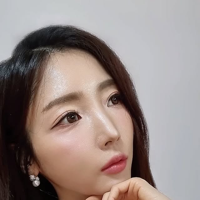 정인희 아나운서 on Instagram: "#협찬 슬로우에이징 트렌드에 맞는 황산화와 노화방지의 최고! 루아셀린up앰플 ❄️
@roiseline.official

극건성이라 피부보습에 가장 신경쓰는데, 루아셀린 up앰플은 
특허받은 도라지뿌리 추출물, 하이드롤라이즈 콜라겐 , PDRN 성분이 완벽한 조화를 이뤄 항산화 보습 극강의 효과를 줘요.
쫀득하게 촥 밀착되는 앰플이라 소량만 발라도 피부보습감이 오래가고  피부에 깊숙히 스며들어서 건조함이 확실히 덜해지네요.
가장 좋은 것은 제형이 밀키해서 메이크업해도 밀림없이 촉촉한 수분감을 유지해 주는 점!⏳️ 추운겨울에 거친 피부회복에 강추💧

▫️탄력 + 보습 + 주름 +미백 + 피부 컨디션 개선 + 진정▫️

🏷전세계 최초 런칭 기념으로 단 300개 한정!
루아셀린 스마트스토어에서만 어디서도 볼 수 없는
1+1 , 2+2 , 3+3 파격 기획으로 구매 가능해요❄️

#루아셀린 #보습앰플"