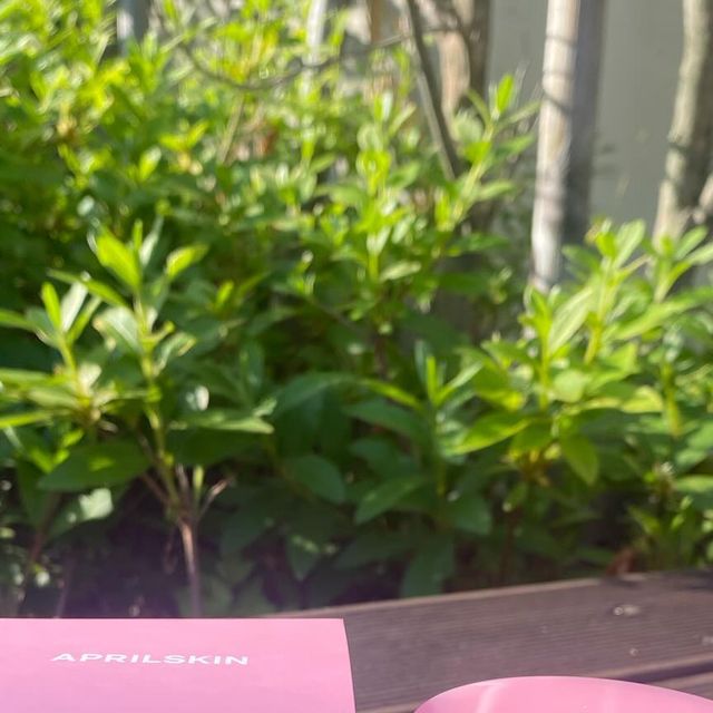 쩡이 on Instagram: "#광고 

폼클렌저 찾다가 알게된 에이프릴스킨 NEW 핑크알로에 머랭솝 써보게 되었습니다🩷

💟WHY 머랭솝 인가요?

✅머랭처럼 쫀쫀한 거품과 제형이 특징인 핑크알로에 머랭솝

✅에이프릴스킨만의 머랭충전🩷

일반 알로에 대비 진정 성분이 더 높아진 핑크 알로에 함유되었어요!

쫀쫀한 머랭 거품이 트러블이나 건조, 민감, 피지, 울퉁불퉁 피부결, 모공 노폐물 제거가 효과가 좋더라구요👍👍
각질케어부터 진정클렌징까지 클렌저 하나로 끝! 
진정에 진정을 더한 프리미엄 듀얼 머랭솝이라 붉은기 진정에 좋더라구요👏👏👏
국내산 녹두와 콩 미세 분말 스크럽이라 저자극으로 각질케어가 가능합니다✨
모공 속 피지 틈새까지 초 미세먼지즉각 세정해주더라구요💕
✔️여드름성 피부 사용 적합 테스트 완료 / 저자극 테스트 완료 

💟사용방법💟
STEP 1. 물기없는 얼굴에 도포한 다음 롤링하며 마사지해주세요. (각질케어)

STEP 2. 쫀쫀한 거품으로 부드럽게 세안해주세요. (노폐물out)

STEP 3. 미온수로 씻어내줍니다.

TIP. 진정이 필요한 부위(볼, 이마 등)에 팩처럼 도포한 다음,

1~2분 뒤 거품을 내어 씻어내주시면 폼클렌징부터 진정팩 효과까지 느끼실 수 있습니다. 

구매는 요기➡️https://aprilskin.com/product/detail.html?product_no=1304 
 

 #@aprilskin_korea
#에이프릴스킨
#aprilskin
#핑크알로에
#머랭솝
#클렌저추천
#폼클렌저
#폼클렌징
#폼클렌징추천
#클렌징폼
#클렌저
#알로에
#알로에클렌저
#피부진정
#피지
#폼클렌저추천
#각질제거
#저자극클렌저"
