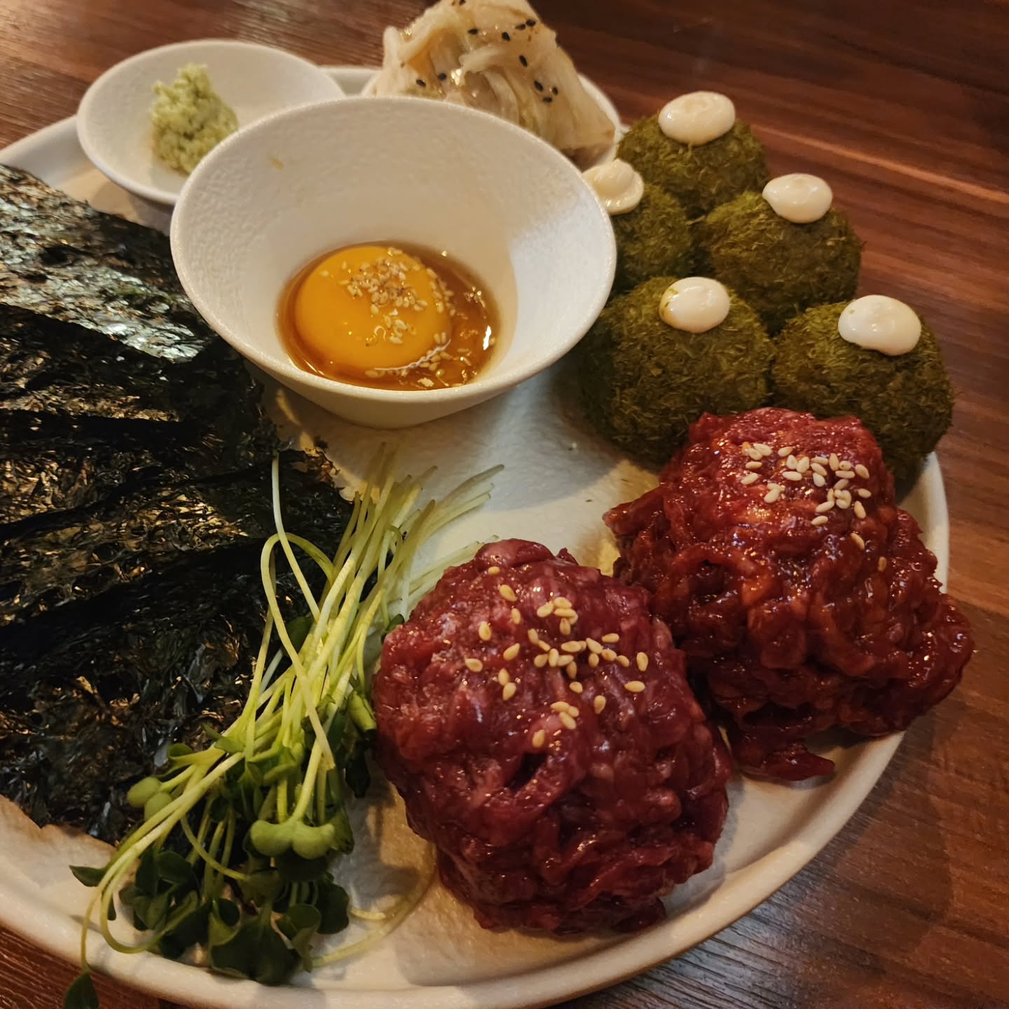 배부르지않고 먹기 좋은 맛있는 육회 🥩
육회는 맛없을 수가 없지😝
2차로 가기 좋은곳:)
신랑이랑 입맛이 비슷해서 정말 좋아요
사실 둘다 가리는게 크게 없는편 ㅎㅎ
아, 난 양고기는 싫더라..😇
.
.
#동래술집 #월화주방