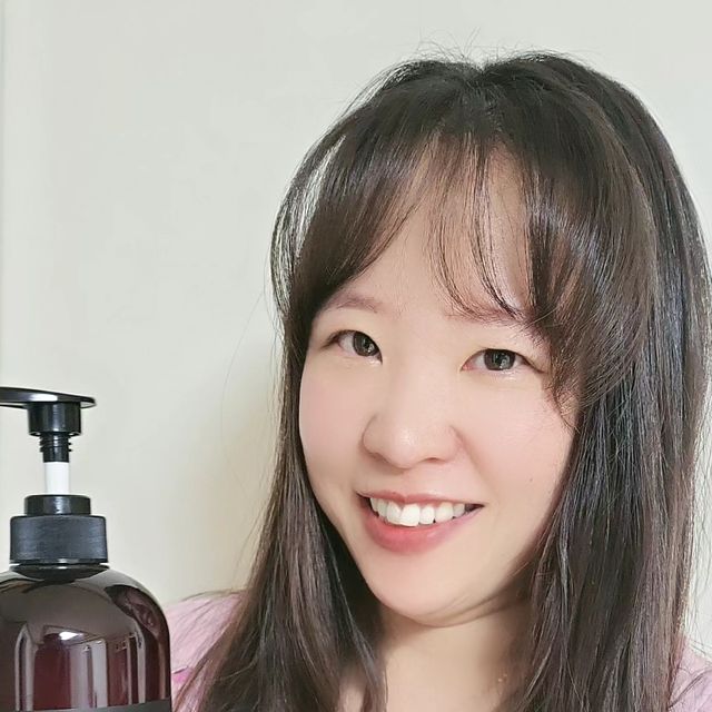 홍성도 on Instagram: "#협찬 #미라클레어 @miraclair_korea 두피에 착한 탈모 증상 완화 샴푸🧴 미라클레어 암라리치 인텐시브 케어 스칼프 탈모샴푸 얼마전 두피케어 센터에서 진단을 받고 충격받