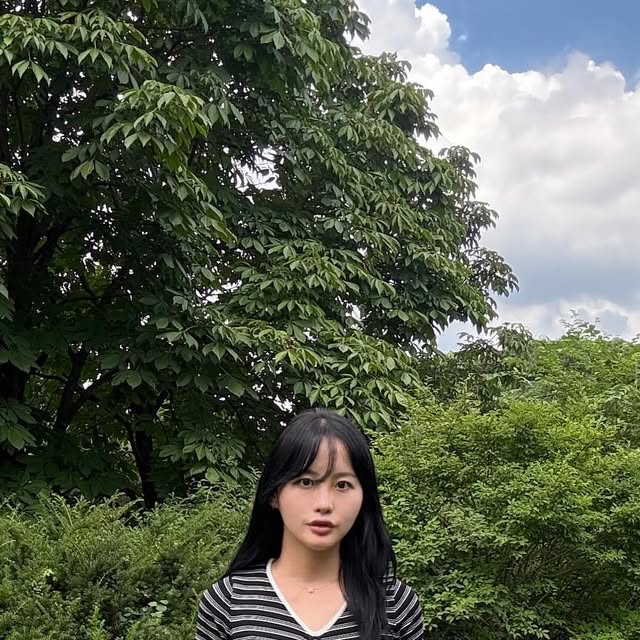 @ab_out_yeb_in on Instagram: "#광고 @vivabrown_official
-
[비바브라운]  멀티 스트라이프 셔링 반팔 숏 슬리브 니트 

비바브라운의 깔끔한 브이넥 숏 슬리브 니트
캐주얼한 멀티 스트라이프 디자인에 셔링 디테일이 포인트✨
활동성 높은 기장감까지 최고:>

#비바브라운 #상의 #반팔니트 #스트라이프 #셔링니트 #여름니트 #반팔추천 #숏슬리브 #데일리룩 #좋반 #vivabrown #knitwear #top #stripe #fashion
#daily"