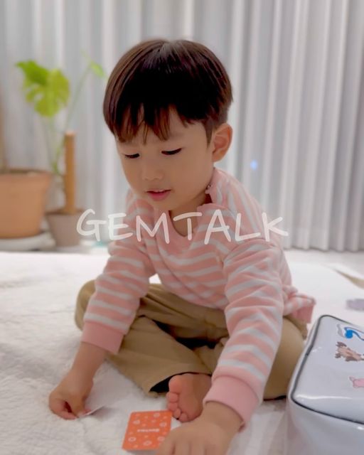 안이마미 on Instagram: "#협찬
아들 6살이 되니 둘이 길을 걸으면서 
재밌는 대화도 하고 싶고
창의력에 도움이 될만한 기발한
질문도 하고 싶은데
제 머리로는 질문도 한계가 오더라고요

그래서 질문 목록을 뽑아볼까 하다
젬톡을 알게 되었어요~
보드 게임형식으로 여러명이 둘어앉아
서로 질문을 하고 대답하고
호응해주며 대화를 한 후
보석 모으는 미션을 클리어한 사람이
이기는 형식의 게임인데요

생각지도 못한 질문들이 많고
사소하지만 가족이라 묻지 않았던 
서로의 꿈이나 취향도 알게된 시간을
갖을수 있어 좋았어요

저같은 경우는 아들 하원길에 주머니에 몇개 넣어간 후
하나씩 꺼내서 물어보고 또 대답하곤 하는데요
아들이 어려서 물어볼 때마다 새로운
대답을 하니 매일 새롭게 알아가는 것들이 생기고
아들도 저랑 대화하는걸 좋아해서
대화가 참 많아진게 좋은거 같아요
가족간에 대화가 필요한 집이라면
강추드려요~^^

https://smartstore.naver.com/mindplay/products/9391944481

#광고 #대화 #대화게임 #대화카드 #카드게임 #질문게임 #질문카드 #소통게임 #상담도구 #소통도구 #심리상담 #아이스브레이킹 #초등학교 #학습게임 #공감 #상담 #교사용 #교구 #교육게임 #가족게임 #가정 #가정용 #가정상담 #부모 #학부모 #어린이 #패밀리"