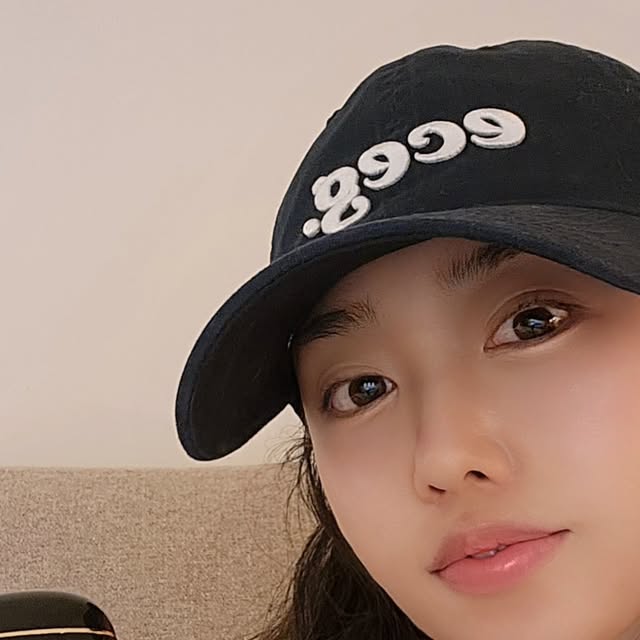 @jhslaaa on Instagram: "주말에 여행 갈 때 쓰려고 SMIRIA 블루투스 이어폰 겟 사용해보니 생각보다 너무 괜찮아서 놀랐다🎧 가볍고 착용감도 좋았고 한 번 연결해두니까 다시 꺼냈을 때도 자동 연결돼서 편했다😊 음악 들으면서 걷거나 사진 찍을 때도 끊김 없고 음질도 또렷해서 만족스러웠다 특히 통화할 때 상대방 목소리 잘 들려서 밖에서도 불편함 없이 쓸 수 있었다💬 충전 케이스도 콤팩트해서 파우치에 쏙 들어가는 게 마음에 들었다 디자인도 깔끔해서 데일리템으로 좋을 것 같다 SMIRIA 이어폰 처음 써봤는데 앞으로 자주 사용하게 될 것 같다💛

#SMIRIA #SMIRIA이어폰 #이어폰 #무선이어폰 #블루투스이어폰 #이어폰추천 #블루투스이어폰20대 #이어폰리뷰 #가성비이어폰 #무선이어폰추천 #가볍고편한이어폰#협찬 #리뷰쉐어"