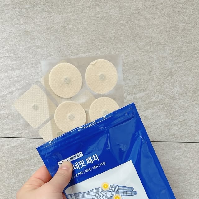일상, 추억 기록 🍃 on Instagram: "#협찬
⠀⠀⠀⠀⠀⠀⠀⠀⠀⠀⠀⠀⠀⠀⠀⠀⠀ 
⠀⠀⠀⠀⠀⠀⠀⠀⠀⠀⠀⠀⠀⠀⠀⠀⠀ 
요즘 손목 통증이 너무 심해져서 병원 다니며 약까지 복용 중인데 일상생활에서 조금이라도 도움받고 싶어 류마픽스 마그네핏 패치를 붙여보고 있어요!
⠀⠀⠀⠀⠀⠀⠀⠀⠀⠀⠀⠀⠀⠀⠀⠀⠀ 
확실히 일반 파스처럼 화하고 자극적인 느낌이 아니라 자기력을 이용하는 방식이라 그런지 예민해진 손목 피부에도 부담이 없어서 좋더라고요~
 ⠀⠀⠀⠀⠀⠀⠀⠀⠀⠀⠀⠀⠀⠀⠀⠀⠀ 
병원 치료받으면서 틈틈이 붙여주고 있는데 사이즈가 작아 움직임이 많은 손목 부위에도 착 달라붙어 있고 냄새가 전혀 없어서 외출할 때나 업무 중에도 편하게 관리할 수 있는 게 큰 장점 같아요!
⠀⠀⠀⠀⠀⠀⠀⠀⠀⠀⠀⠀⠀⠀⠀⠀⠀ 
치료 잘 받으면서 마그네핏 패치로 일상 속 통증 케어까지 부지런히 해보려고 합니다☺️
⠀⠀⠀⠀⠀⠀⠀⠀⠀⠀⠀⠀⠀⠀⠀⠀⠀ 
⠀⠀⠀⠀⠀⠀⠀⠀⠀⠀⠀⠀⠀⠀⠀⠀⠀ 
⠀⠀⠀⠀⠀⠀⠀⠀⠀⠀⠀⠀⠀⠀⠀⠀⠀ 
⠀⠀⠀⠀⠀⠀⠀⠀⠀⠀⠀⠀⠀⠀⠀⠀⠀ 
⠀⠀⠀⠀⠀⠀⠀⠀⠀⠀⠀⠀⠀⠀⠀⠀⠀ 
#광고#류마픽스"