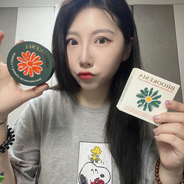 DA_JEONGs2 on Instagram: "#광고
❗️브루케시아의 브루케시아 매트 쿠션 리뷰❗️

오늘은 브루케시아라는 브랜드의 신제품인 브루케시아 매트 쿠션을 리뷰해보고자 한다! 

본 쿠션은 피부 바깥의 불필요한 유분감을 걷어내고 피부 속 수분감은 오래도록 유지시켜주는 #‘반무광’ 쿠션이라고 한다

일단 나는 복합성 피부로 코부분은 기름 때문에 베이스 메이크업이 너무 잘 지워지는 특징을 가지고 있는데 이 제품은 그런것 없이 피부에 착붙되는 쿠션이였다! 

그리고 설명과 같이 수분감이 오래 지속되는지 매트쿠션치고는 시간이 흐른 후에도 갈라짐없이 지속되는 모습이 보여졌다🫢🫢🫢

또, 72시간이라는 장시간 유지력을 보여준다고도 하는데 믿을 수 있을 것같은 제품력이였다 ㅎㅎ

게다가 민감한 피부를 달래주는 히알로에(히알루론산+알로에) 성분이 들어가서 민감성 피부도 안심하고 사용할 수 있는 제품인 것 같다🙌🏻

#리뷰 #화장품 #화장품리뷰 #베이스메이크업 #파운데이션추천 #파운데이션 #쿠션추천 #매트쿠션 #쿠션파운데이션 #쿠션팩트추천
@brookesia_official"
