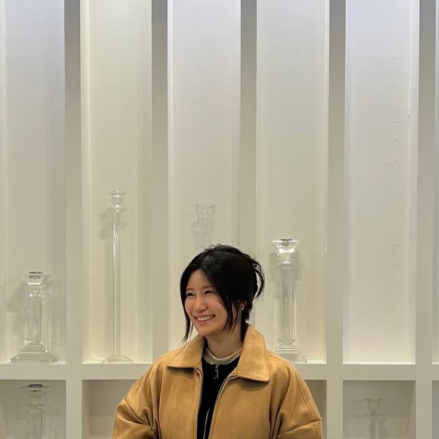 🤍ⓖⓞⓞ ⓖⓞⓞ🕊🤍 on Instagram: "#광고

요즘 손이 제일 자주 가는 아우터 🤎
아이러니포르노 화이트라인
크루얼티프리 알파 스웨이드 자켓✨

카라넥이라 클래식한 무드가 살아있고
소프트한 터치감 덕분에 입자마자
착— 감기는 느낌🫶🏻

소매 스냅으로 핏 조절도 가능해서
캐주얼부터 포멀까지 활용도 굿.
뒷면 핀턱 주름 디테일 덕에
실루엣이 살아나고~

안쪽 내부 포켓까지 있어서
수납력도 은근 탄탄✨
가을 데일리 아우터로 강추!

🏷️@1rony9orno_official 🌿
_
.
.
#아이러니포르노화이트라인 #IRONYPORNOWHITELINE #남여공용자켓 #자켓"