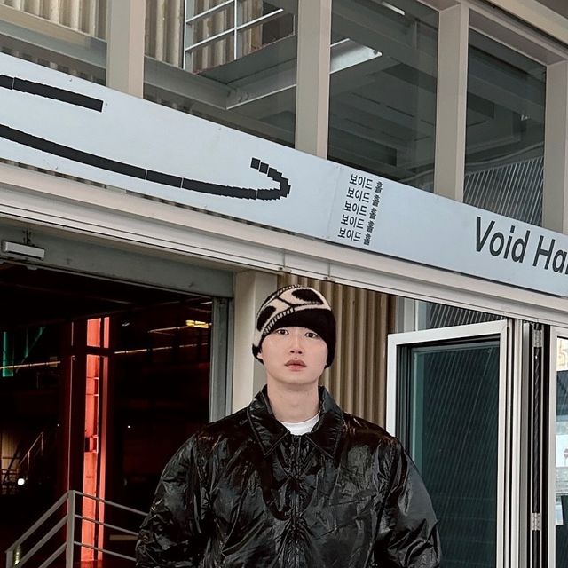 민구 on Instagram: "#광고 

너무 편하고 따뜻하지만 유니크한 숏패딩✨
우선 제일 마음에 든거는 투웨이지퍼로 다양한 코디 가능한점!
소매와 밑단 밴딩, 여유로운 실루엣으로 
한동안 출퇴근룩 예약🤍

#광고#패딩#글로시#카라패딩#아이러니포르노#아이러니포르노화이트라인#오버핏#점퍼#겨울패딩#점퍼#Padding#leatherpadding #IRONYPORNOWHITELINE"