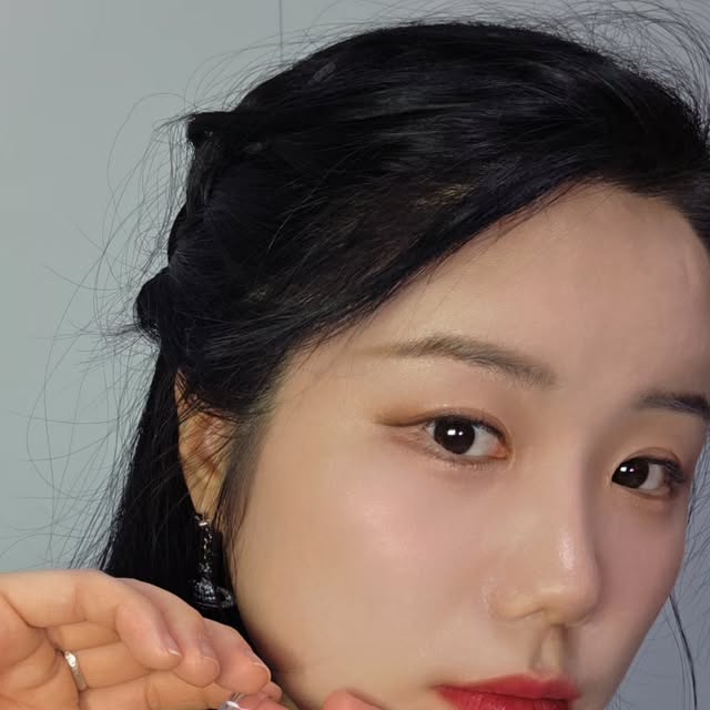 Jisoo on Instagram: "#광고 🎀 For light & Bright ⋰˚☆ 🎀
사탕을 머금은 듯 탱글하게, 생기로 차오르는 나만의 광채!
투에이엔에서 새롭게 출시된 글레이즈 바운싱 틴트를 소개해요!

전컬러 손목 발색으로 하나하나 비교해봤는데,
진짜 '캔디광'이라는 말이 딱..!
입술에는 제가 Pick한 꿀조합 두 가지를 레이어링해서 발랐어요
(누디톤+쨍한 메인 컬러 조합 추천합니다 진심...)

말랑하게 차오르는 탱글광, 맑게 퍼지는 컬러감,
그리고 가볍게 플럼핑되는 느낌까지 완전 신세계!

이번 봄 메이크업, 투에이엔 글레이즈 바운싱 틴트 하나면 충분하겠죠?

💚 다른 투에이엔 제품도 궁금하다면?
https://bit.ly/3YYFX8Q

#투에이엔 #글레이즈바운싱틴트 #캔디광 #탱글광 #마일드플럼핑 #맑은틴트 #올영추천 #틴트추천"