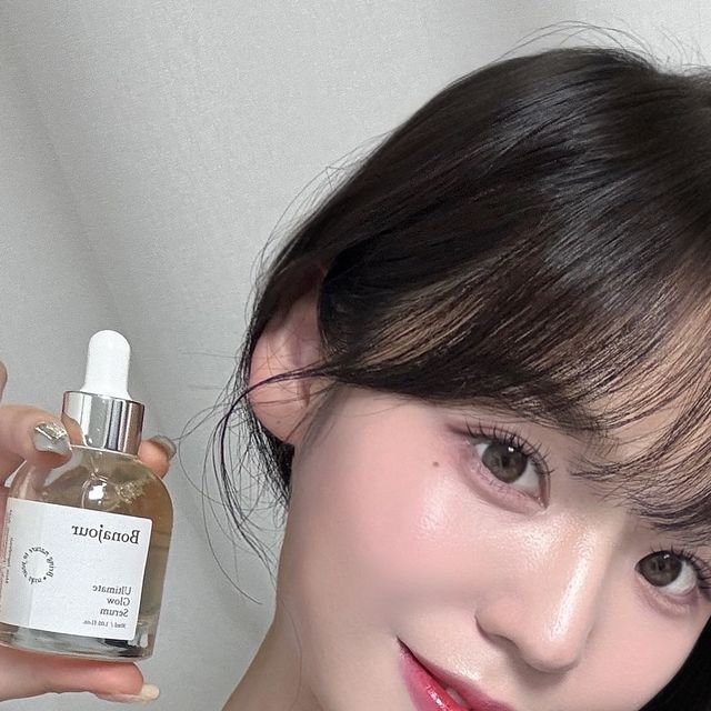 𝓐𝓻𝓲 on Instagram: "@bonajour_official #협찬 #얼티메이트글로우세럼 . . 속부터 꽉 차오르는 광채 피부 메이크업에 제격인 앰플이에요☁️ 비타민 C 가 미백에 좋은건 다들 알고 계시죵?☺️ 타