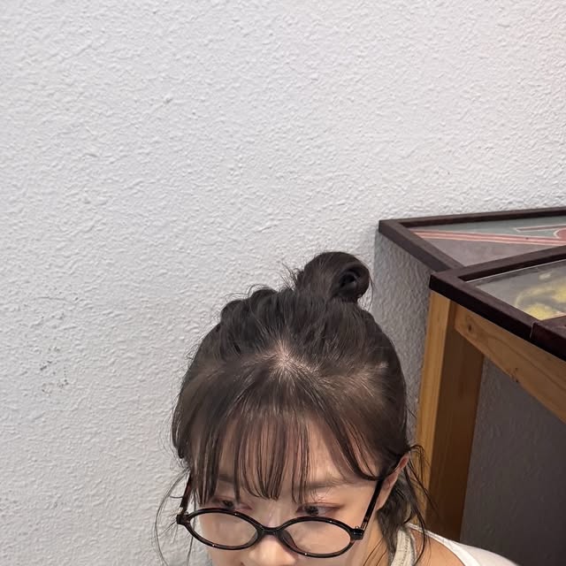조예진 on Instagram: "#광고 하늘이 유독 더 예쁜 가을🍂
지적이고 싶다 🤓👓🥽 모먼트어스와 함께라묜,, 가능해!

#모먼트어스#momentus#안경코디"