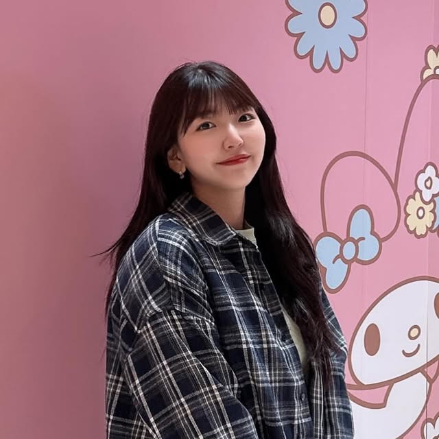 지하 on Instagram: "#광고 

툭 떨어지는 오버핏 라인에,
빈티지한 컬러감이 더해져 힙한 무드 완성!
얇고 가벼운 두께라 요즘 간절기에 진짜 자주 손이 가요.
여성도 충분히 여리하게 연출 가능하고,
스트릿부터 데일리까지 다양하게 코디하기 좋아요.
커플룩으로도 딱!

#스탠다드에러 #STANDARDERROR #남여공용셔츠 #셔츠 #셔츠추천
#긴팔셔츠 #오버핏 #체크셔츠 #간절기셔츠
#Shirt #CheckShirt #Long-SleevedCheckShirt
#빈티지셔츠 #패키지 #1+1패키지"