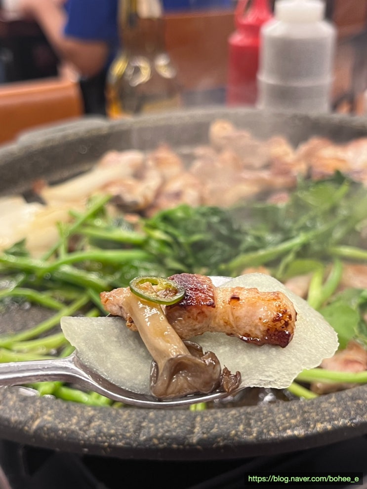 오늘 저녁 향긋한 미나리 파티 어떠세요? | 합정 맛집 밥집 : 청도미나리 식당 합정점 | 청도미나리 삼겹살 · 미나리라면 · 미나리전