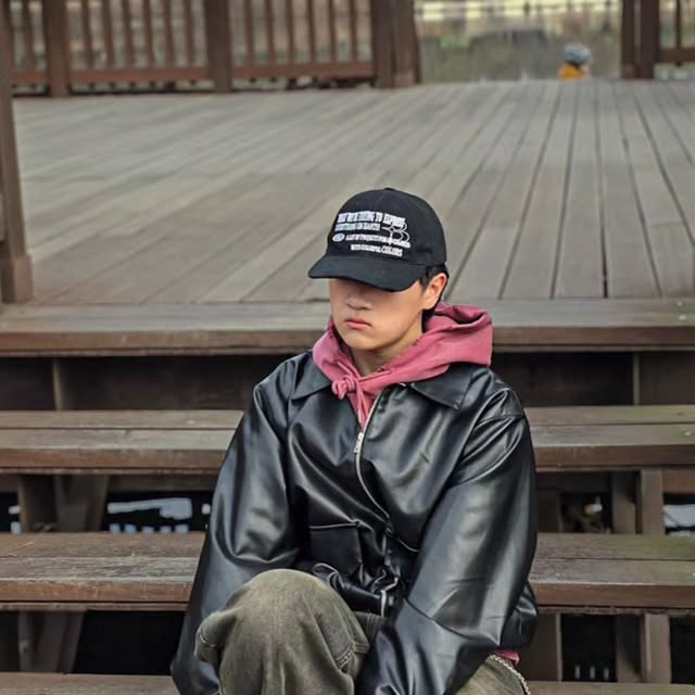 원경 | 캐트릿 • 패션 on Instagram: "#광고 봄이 왔으니 레더 시작 87-STAN168 미스티 캣샌그 워싱 와이드 데님팬츠 ㅣ @standarderror_official 허리부터 밑단 까지 자연스럽게 떨어지는 와이드 핏감의