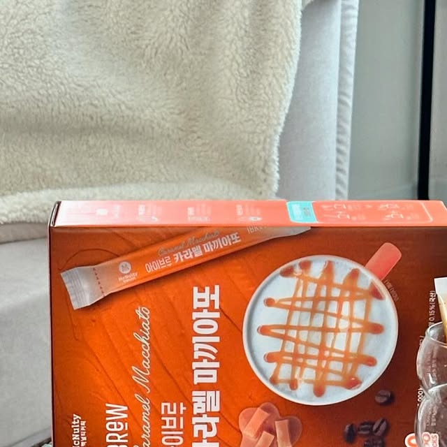 제나홈 | 작은집인테리어 | 1인가구 on Instagram: "#광고 나른한 오후, 카라멜 마끼아또로 당충전 제대로 했어요☕️🍪 인위적이면 금방 질려서 잘 안 먹게 되는데, 맥널티 아이브루 카라멜 마
