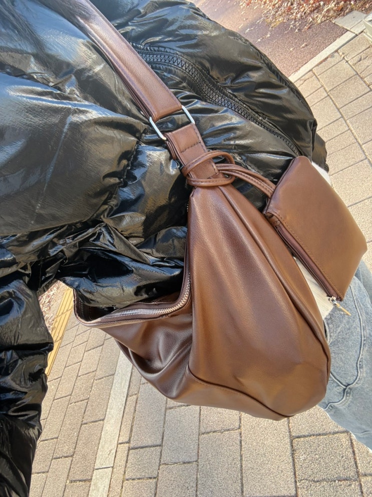 나만의 모카무스 트렌디룩 포인트는 패션 셀렉트샵 오사와 레더백👜