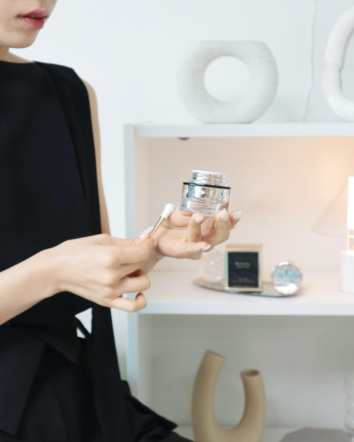 #광고 esteelauderkr 

2025년 새해부터 사용하고 있는 에스티 로더 신제품 ”에이지 리버설 아이크림“ 을 소개합니다.  눈가 피부는 여린 부위라 꾸준한 관리가 필요하지만 내 피부에 잘 맞는 아이크림을 찾는 것이 쉽지 않죠. 아이크림추천 할게요❕

아이크림 만으로는 빠르게 효과보기 어려웠다고 생각했다면, 이번 신제품을 경험해보세요.
▫️눈가 주름 개선 -25%2, 눈 밑 꺼짐  탄력 개선 +29%1, 눈꺼풀 리프팅 +12%2�▫️눈가 잔주름 -25%2, 눈가 깊은 주름 -15%2, 눈밑 꺼짐 주름 -34%¹, 눈밑 잔주름 -22%2, 눈밑 깊은 주름 -15%2 , 미간 주름 18%2 감소 
인체적용시험결과만 보아도 차원이 다른 눈 밑 개선의 효과를 기대할 수 있어요.

30대 후반이 되니 눈 밑 꺼짐이 신경쓰이고 눈밑 볼륨을 살리려 애교살을 강조하는 메이크업을 선호했는데 좀 더 내추럴하게 표현해도 예쁘다고 느껴지는걸 보면 7일만에 눈가 피부 시간을 리셋해주는 아이크림 덕분인거 같아요.

아이크림과 함께 아이 완드로 숫자 6을 그리며 마사지 해주니 즉각적인 생기 탄탄함이 확실히 남달라요.
아이크림의 빠른 효능감과 눈 밑 꺼짐을 개선하고 싶다면 “7일리셋아이크림” 으로 차원이 다른 광채와 탄탄함 경험해보세요.

1.54명의 여성을 대상으로 하루 2번, 12주간 제품을 사용한 후 실시한 인체적용시험결과
2.30명의 아시아 여성을 대상으로 하루 2번, 12주간 제품을 사용한 후 실시한 인체적용시험결과

#에스티로더 #에스티로더아이크림 #에이지리버설아이크림 #7일리셋아이크림 #눈밑탄탄아이크림