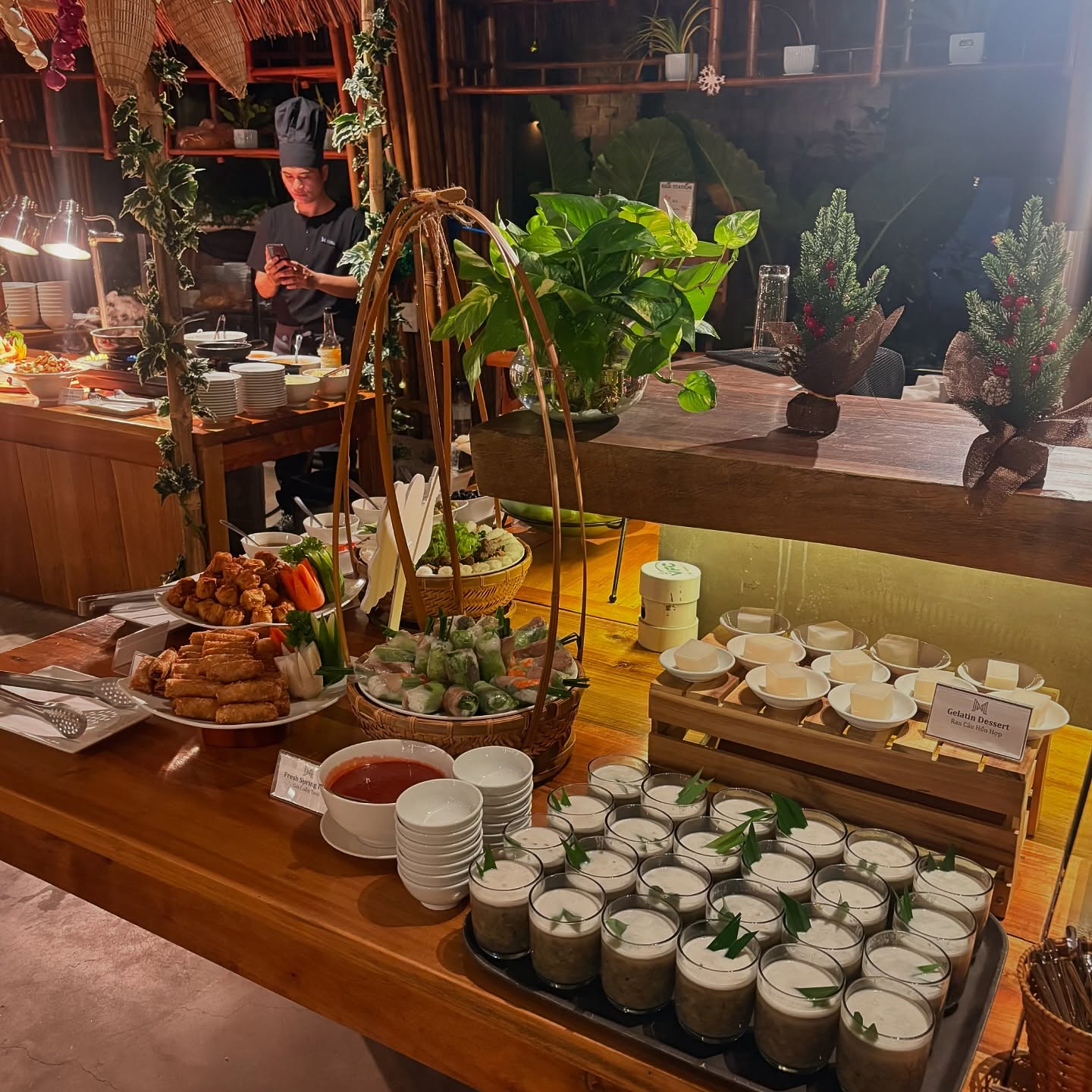 #먹쭈 #크리스마스파티 #푸꾸옥 

📍189 Đường Trần Hưng Đạo, Cửa Lấp, Phú Quốc, Kiên Giang
920000 #mvillage 

늦게 올리는 M빌리지 크리스마스 파티🎅🏻🎄
다양한 육해공 음식과 디저트까지 즐길 수 있어요
중간중간 키 큰 산타가 이벤트도 진행해요
눈과 입 모두 즐거운 크리스마스 파티였어요

직원들도 정말 친절하고 숙소가 중심가에 위치해 어디든 가기에 접근성도 좋 고 편안하게 지낼 수 있는 엠빌리지 푸꾸옥 놀러 가시면 가성비 숙소 M빌리지 꼭 추천드려요

#m빌리지 #m빌리지푸꾸옥 #엠빌리지 #엠빌리지푸꾸옥 #mvillagephuquoc #베트남 #베트남여행 #푸꾸옥여행