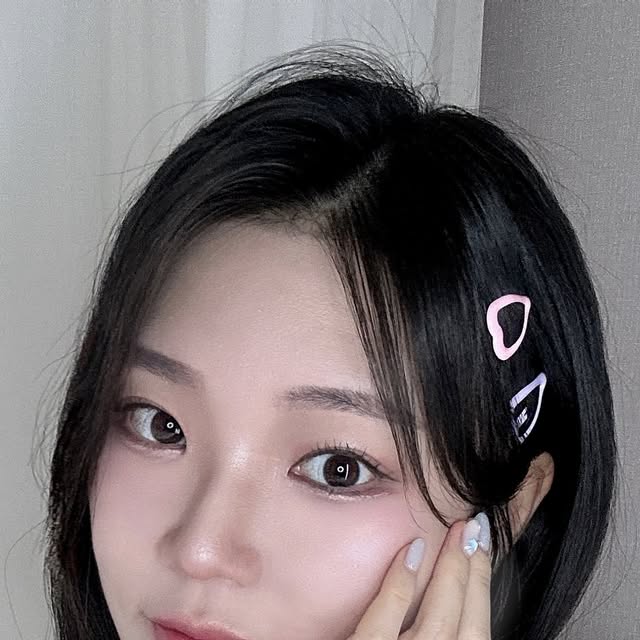 @c_heess on Instagram: "#광고 @2an_official 
믿고보는 색감맛집 2aN 신제품 #러브버블컬렉션 출시🫧✨

🌷색감 조합 완벽한 아이팔레트
🌷뽀용한 색감의 블러셔
🌷살짝 플럼핑 효과가 있는 글로시립
🌷촤르르한 펄이 가득한 하이라이터

정말 이번 신상 모든 제품이 너무너무너무너무 취향저격💘
요즘 메이크업 트렌드를 잘 파악한 제품들로, 마치 메이크업 샵에서 받은 것 처럼 완성도 높은 메이크업이 가능했어요!

러브버블컬렉션 이름에 맞게 귀여운 패키지와 더운 여름을 시원하게 만들어 줄 키치한 하트 헤어핀+타투스티커까지 모든게 넘나 귀염뽀짝🍒❤️

당장 올리브영🫒으로 달려가세용!
.
.
.
#올영픽 #올리브영추천템 #올영필수템 #롱웨어링파운데이션미니 #컬러플레이듀얼라이너 #글레이즈바운싱틴트 #베러미아이팔레트 #듀얼치크 #퓨어글래시하이라이터 #올리브영 #투에이엔"