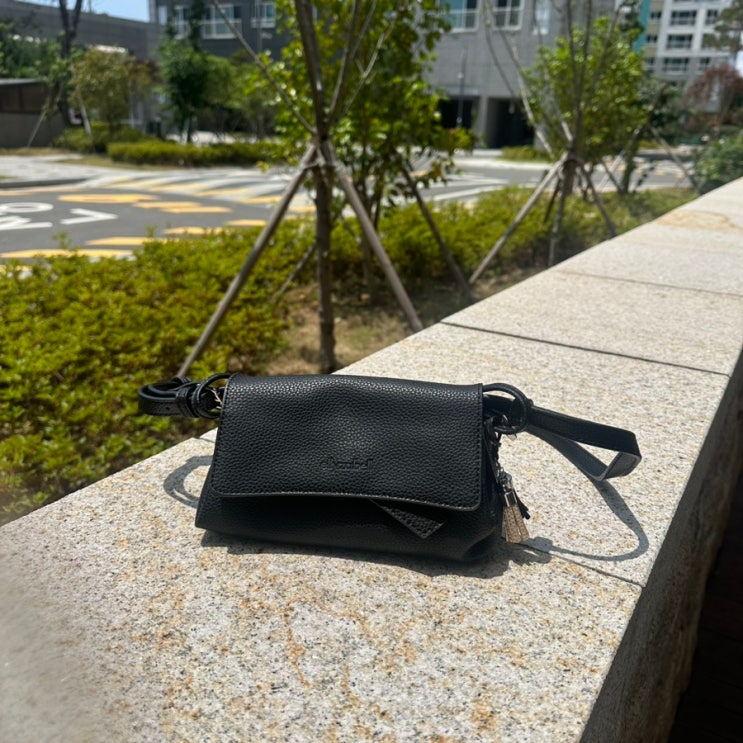 데일리룩에 잘 어울리는 ellyzbell 엘리자벨 도로시 미니크로스백 가방