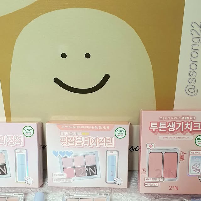 쏘롱 ( 성소영 ) on Instagram: "#광고 #올리브영추천템 #2aN 

8월 올영픽 끝나기 전에 
다시 한번 달려가게 만든 #투에이엔 

저렴한 가격에 기획 세트로
사은품까지 꼼꼼하게 챙겨주는데
이런 기회는 참을 수 없죠.🤔 

가볍고 자연스러운 발색의
파운데이션부터
뽀용한 색감이 매력적인 듀얼 치크.
포인트 제대로 살려주는 제품들까지. 

#쿨톤 #웜톤 #뉴트럴톤
모두 맘에 드는 제품 찾을 수 있는
색조 맛집 2aN (투에이엔)! 

지금 당장 올리브영으로 달려가세요 :D 

==============================

✔️ 베러 미 아이팔레트
02 페어리
11 드리밍 

✔️ 컬러플레이 듀얼라이너
01 허니피치 

✔️ 롱 웨어링 파운데이션 미니
19 페일 베이지
20 복숭아 

✔️ 퓨어 글래시 하이라이터
ND01 쉘
ND02 클리어 

✔️ 듀얼치크
02 러브 로지

==============================

#올영픽 #올영필수템 #러브버블컬렉션 #롱웨어링파운데이션미니 #컬러플레이듀얼라이너 #쏘롱스타그램"