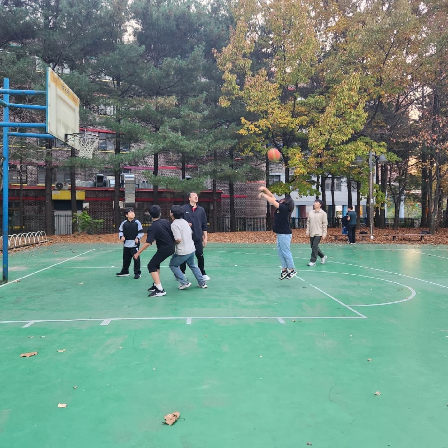 .
6년의 아들친구인연  코요테모임 
이젠  같은 동네에 살진 않지만  오랜만에 만나도  즐거운 모임 아이들과 아빠들  농구시합하는  모습보며  뭉클^^
짧은시간의 만남이 아쉬웠음 😢