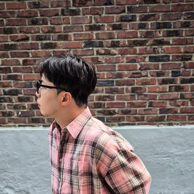 조성진 on Instagram: "#광고 여름 햇살 아래, 가볍게 걸치기만 했는데도 분위기가 딱 살아나는 셔츠였어요🌿

스탠다드에러(@standarderror_official) / 빈티지 플레이드 오버핏 포켓 긴팔 체크

▪️ 핑크랑 그레이가 섞인 바랜 컬러 조합이 흔치 않게 느껴졌어요. 자연스럽고 빈티지한 무드가 눈에 들어왔고, 단추까지 통일감 있어 더 매력적으로 다가왔습니다🍑

▪️ 얇고 유연한 원단 덕에 한여름에도 부담 없었어요. 오버핏이지만 흐물거리진 않아서 핏이 안정적으로 잡힌 것 같았습니다🍃

▪️ 밝은 카고 반바지랑 블랙 쪼리로 편하게 매치했어요. 단독으로도 분위기 살고, 흰티에 걸쳐도 괜찮을 것 같았습니다🪴

#스탠다드에러 #standarderror #셔츠 #Shirt #오버핏 #남여공용 #셔츠추천 #긴팔셔츠 #빈티지셔츠 #패키지 #1+1패키지"