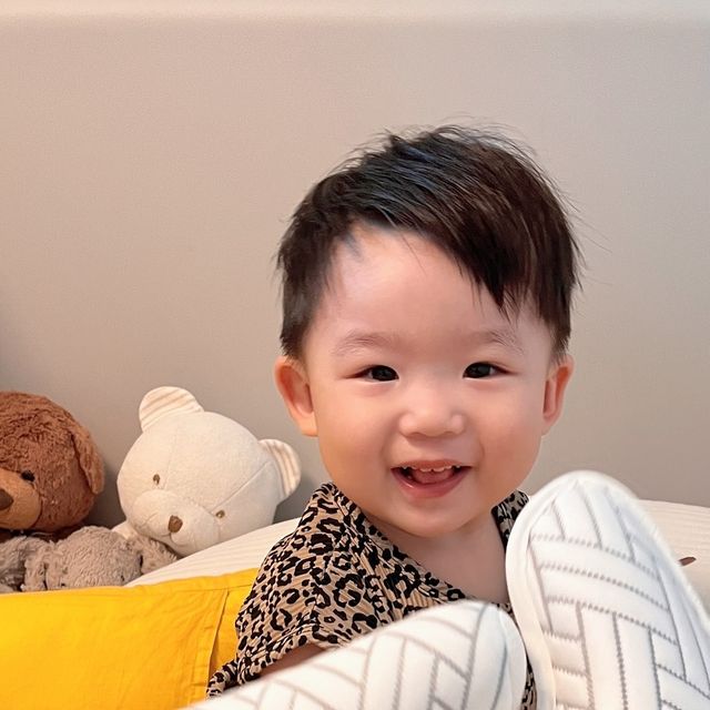 @cream_yijun on Instagram: "#광고#아이누오 이준이가 이마는 톡 튀어 나왔는데 그에 비해 뒷통수가 좀 납작한 것 같아서 고민이던 찰나에 아이누오에서 듀라론 쿨쿨베개를 보내주셨어요🫶🏻 쓰