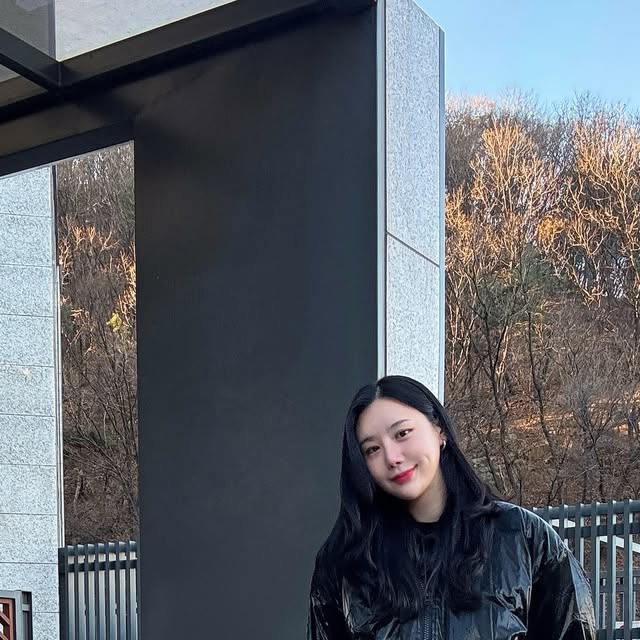 저미 on Instagram: "#광고

오버핏의 글로시한 패딩으로 대충입어도 
꾸민듯한 느낌이었어요!!!
포켓이 수납력이 좋아서 이것저것 넣기 좋았어요~~~!꾸미기 귀찮은데 또 너무 성의없어보이긴 싫은 날 입기 좋은 패딩 추천드려요!!

#아이러니포르노화이트라인 #IRONYPORNOWHITELINE #남여공용패딩 #패딩 패딩조끼 패딩베스트 패딩점퍼 글로시패딩 오버핏 헤비아우터 아우터 레더 데일리룩 패딩추천  Padding"