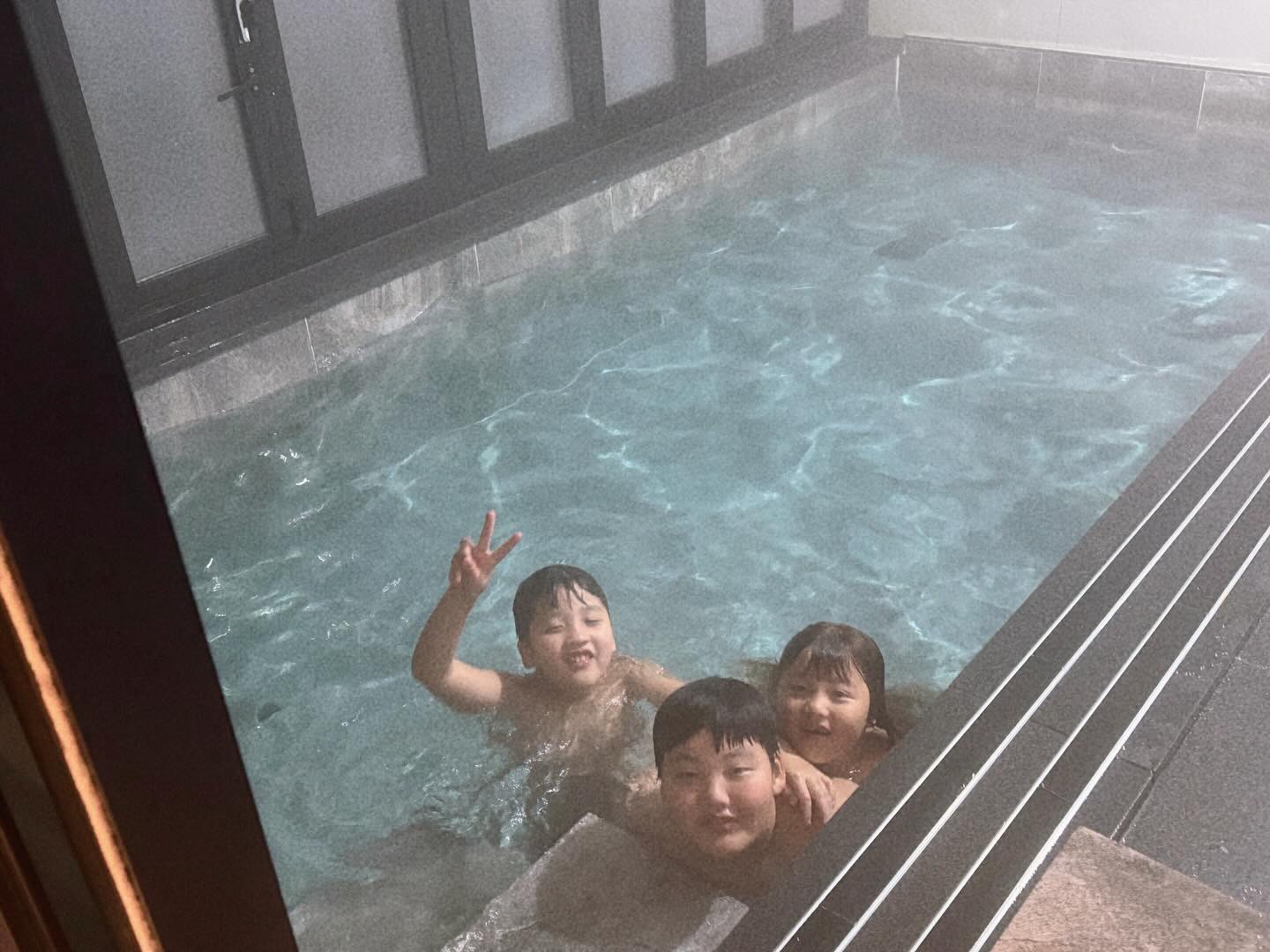 급으로 오랜만에 달려온 #아르떼
아부지 우리 내려주고 바로 일하러감🥹
#무거운가장의어깨 

그래도 다들 제법 컸다고 스스로 하니 수월하다
다키웠어 얘들아 #이제공부만열심히하면돼✏️ 

우리 첫찌 놀고싶은거 어찌참았누,,🥹
🏊🏼수영이랑 🎾테니스 시작,, 
살빠진거 다시 찌고잇어 흙흙 안돼 

솔직히 못할줄알았는데 수영수업 너무잘하고있는 두찌
세찌도 언능 입학하고 수영배우러가즈아~_~
지금도 물에서 너무 잘놀지만🤣

#방학중일상 #사천 #아르떼리조트 #젤만만한곳이여기구나 #poolvilla #daily