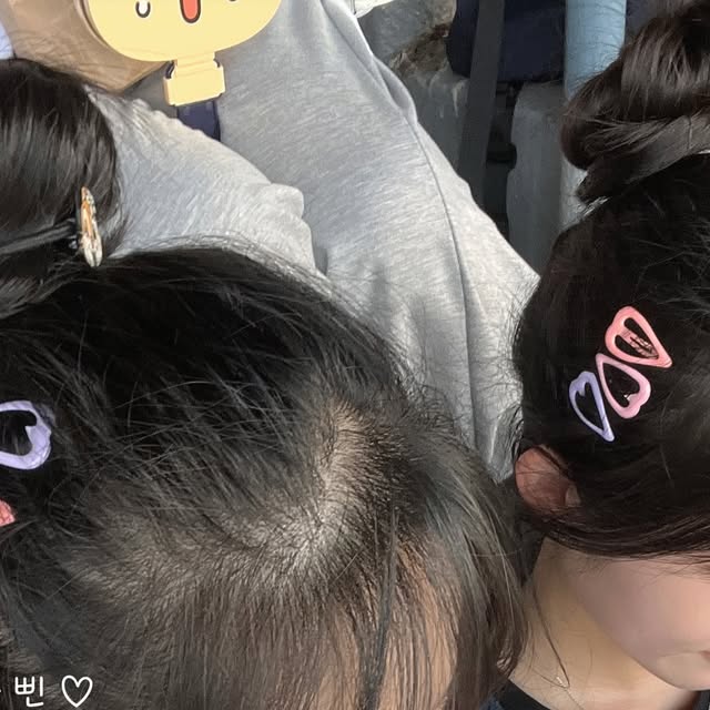 홍명진 on Instagram: "#광고 8월 올영픽 추천템💖
투에이엔 @2an_official2aN
야구장에서도 역시 투에이엔⚾️

꿈과 현실 사이, 사랑스러움 한도 초과! ✨
투에이엔 러브 버블 컬렉션🫧이 출시되었어요🐻
지금 바로 몽딘’s Pick 만나보세요⚡️

🍭 투에이엔 듀얼 치크
· 02 러브, 로지 🧡
· 16 핑크 텐션 🩷
→ 기획 상품 구매 시 귀여운 핀 증정! 놓치지 마세요✨

🫧 투에이엔 퓨어 글래시 하이라이터
· ND01 쉘 🤍

🎨 투에이엔 베러 미 아이 팔레트
· 02 페어리 💜
→ 증정품 아이 프라이머 미니까지 찰떡 콩떡✨

👀 투에이엔 컬러 플레이 듀얼 라이너
· 01 허니 피치 🧡
· 02 베베 핑크 🩷

💋 투에이엔 글레이즈 바운싱 틴트
· 02 로지 모카 ❤️
· 05 버블리 ♥️

이번 신상, 디자인도 컬러도 너무 예쁘고 화려해요!
👉 다들 올리브영으로 당장 달려가~🏃‍♀️

#광고#올영픽#올리브영추천템#올영필수템#러브버블컬렉션#롱웨어링파운데이션미니#컬러플레이듀얼라이너"