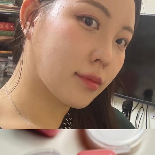 행복한 배카의 삶 on Instagram: "#협찬
인도에도 챙겨간 시크릿 K-뷰티템✨
장기여행갈때도 놓칠 수 없는
찐 색조맛집 투에이엔
🎀 For light & Bright ⋰˚☆ 🎀

올리브영에서 더더더 쟁여왔다구요?
사랑스러움 그 자체💖
톤이며 발색이며 너무 러블리💝

💫하이라이터
레몬그라스 / 클리어 / 핑크벨 / 피치빔
진짜 맑고 투명한 광이 
얼굴 위에 차르르✨✨
광이 과하지도 않고 은은하게
생기는 확 살려주는 느낌이라
메이크업 퀄리티가 달라져요
피치빔은 봄웜인 제 인생 하이라이터 예약✔️

💗더블치크
베리큐피드 / 핑크페탈
웜톤도 쿨톤도 뮤트도 
전부 커버 가능한 핑크 조합✔️
연한 핑크는 언더아이에 살짝 쓰윽~
다크서클 밝혀주고
팔자주름 쪽에 가볍게 바르면 
안색 자체가 화사해져요☀️

🩰 포켓코튼 블러링스틱
베리밀크 / 코튼피즈
딱 봐도 쿨톤/웜톤 대표 컬러✔️
스틱형이라 쓰기 편하고
내장 퍼프로 톡톡 두드리면
지속력도 좋아서 데일리 블러셔로 최고

요즘 메이크업하기… 왜이렇게 재밌지?
색감 하나하나에 진심인 투에이엔🌸
진짜 색조맛집은 여기…🌸🌸
지금 바로 올리브영으로 달려가보세요!

#투에이엔 #블루밍가든 #올영추천 #봄웜 #봄웜라 #듀얼치크 #하이라이터 #2aN"