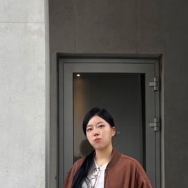 코코 / 다양하고 재밌는 뷰티&패션 정보💗 on Instagram: "#광고
베이직한 실루엣으로 즐기기 좋은!🤎📺
#스텐다드에러#미니멀투웨이스웨이드블루종자켓
⠀
다양한 4가지 컬러감으로
여유로운 실루엣의 기장과
핏을 가진 자켓 입어봤어요
⠀
스텐다드 에러는 베이직한 분위기로
구성이 된 아우터를 선보여 주시는 데요!😎
제가 입어본 미니멀 블루 종 자켓은
⠀
짙은 브라운 컬러의 L사이즈 이며
전체적으로 컬러는 눈에 뛰지만
디자인 자체가
깔끔하고 베이직한 디자인이라서 그런제
기본 와이드 데님 팬츠에 코디를 해도 너무 예쁘게 느껴지더라구요🤎
(데님은 디엠 문의가 진짜 많이 왔던
스텐다드 에러 제품 임다!!)
⠀
소재는 POLY 100%으로 딱
가을 봄에 입기 좋은 느낌의 두께감 입니당
⠀
제가 딱반했던 부분은 안정감 있는
소매와 밑단 밴딩으로 핏을 자연스럽게 조절 하면서
입을 수 있고 카라가 노카라 다 보니
레이어링 코디가 쉽게 가능해 너무 예쁘게 느껴졌답니다🪵
⠀
⠀
#스탠다드에러#STANDARDERROR 남여공용자켓자켓 데일리룩 가을데일리룩 자켓추천간절기아우터 레더자켓 스웨이드자켓 jacket パンツouter
⠀"
