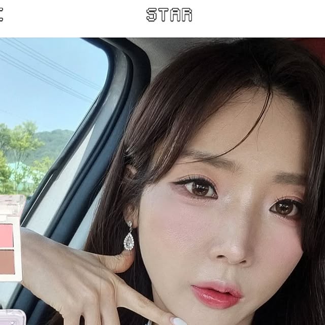 정인희 아나운서 on Instagram: "#광고 너무 애정하는🍑 투에이엔✨ 새롭게 출시된 러브 버블 컬렉션 신상제품을 만났어요 @2an_official

사용해 보니 틴트는 한 번만 발라도 투명하게 맑은 색감이 입술을 꽉 잡아주고, 신상 바닐라핑크 팔레트는 색감이 진짜 화사하고 웜·쿨 어디든 소화 가능한 조합이라 활용도가 높아요. 치크와 하이라이터를 함께 쓰면 얼굴이 환하게 살아나고, 파운데이션은 뭉침 없이 얇게 발려서 여름에도 산뜻해요! 이번 러브 버블 컬렉션은 발색·컬러감·지속력 삼박자가 완벽한 여름 메이크업 필수템! 8월 올영픽 추천템인 투에이엔 러브버블 컬렉션! 전국 올리브영 온 오프라인 매장에서 만나보세요💗

🍑 메이크업 사용 제품🍑
▫️신상 듀얼 아이라이너 타로버니 →영롱한 애교살 포인트
▫️치크 피치 피즈 → 맑고 은은한 컬러로 얼굴에 생기 업
▫️배러 미 아이 팔레트 02 바닐라핑크 → 
  웜·쿨 찰떡 조합 코랄+ 핑크빛 은은펄 섀도우
▫️글레이즈 바운싱 틴트 09 캔디츄  핑크빛 발색
▫️롱 웨어링 파운데이션 미니 20호 복숭아 → 
  피부 톤을 화사하게 잡아주는 베이스
▫️퓨어 글래시 하이라이터 YL01 레몬그라스 → 각도마다 영롱하게 ▫️빛나는 광채 /PU01 트와일라잇 → 눈매에 은근한 포인트

#투에이엔 #올리브영 #올영픽"