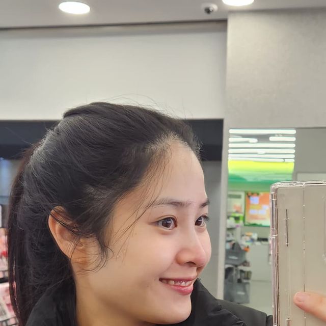 Lee Jenny | 이제니 on Instagram: "#광고#숏패딩#여성패딩 #여자패딩#여성숏패딩#겨울패딩#여성겨울패딩#여자숏패딩#오버핏패딩#크롭점퍼"