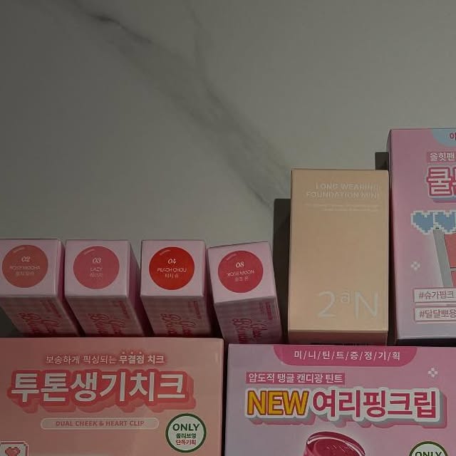 🌷 on Instagram: "#제품제공 #광고 

💖 투에이엔(2aN) 메이크업 라인업 소개 💖
오늘 메이크업의 시작과 끝, 모두 투에이엔과 함께✨

💄 립 컬렉션
• 선명한 발색 + 촉촉한 밀착력으로 하루 종일 유지
• 쿨톤/웜톤 누구나 잘 어울리는 데일리 컬러 

👀 아이 팔레트
• 부드러운 밀착력, 활용도 높은 컬러 구성
• 데일리 음영부터 반짝 포인트까지 한 번에

🌸 치크 & 베이스
• 자연스럽게 생기를 더해주는 블러셔
• 가볍고 오래 지속되는 롱웨어 파운데이션

💡 이런 분들께 딱!
✔︎ 쉽게 예뻐지는 데일리 메이크업 원하시는 분
✔︎ 톤에 맞는 다양한 립 컬러를 찾는 분
✔︎ 하나로 여러 무드 연출 가능한 팔레트 찾는 분

#광고 #올영픽 #올리브영추천템 #올영필수템 #러브버블컬렉션 #롱웨어링파운데이션미니 #컬러플레이듀얼라이너 #올영세일 #올영세일추천템"
