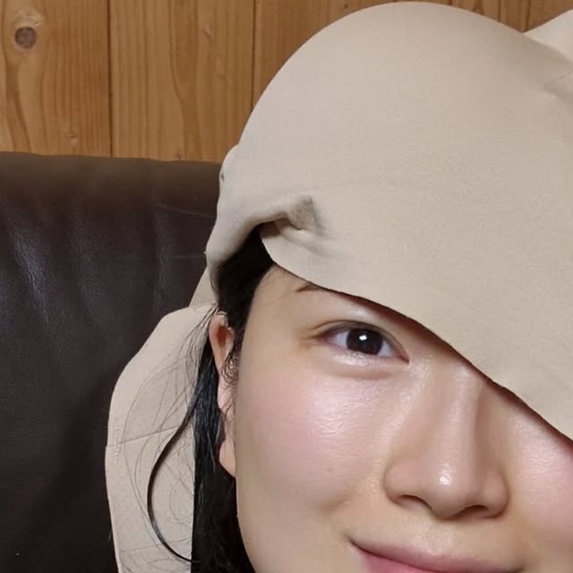 쏘쏘 on Instagram: "#광고 거북이 되기 일보 직전🐢
애 낳고 살다보니 냅다 바다로
떠나야 할 것 같은 꼬라지가
되어버렸는데요...🥺
어쩔 수가 없는 게 영유아를
하루종잉 돌보다 보면 시선이
항상 아래로 가있어서 몸이 절로
굽더라고요 ㅠ 계속 스트레칭하며
의식적으로 몸을 펴줘야 하는데
생각보다 쉽지가 않다는 것이 함정...!

이럴 때, #하루반 #바르다브라 를
착용한다면 어떨까요? 어차피 브라는
매일 입어야 하는데, 서포트 기능이
있는 걸 선택한다면 더 좋지 않을까요?
'바르다브라'는 등 부분의 밴드를 앞으로
당겨와 후크를 채움으로써 승모근 부분을
지그시 눌러 자연스럽게 어깨를 펼 수 있게
도와주는 자세 교정 브라인데요, 솔직히
단단하고 텐션감이 짱짱한 원단이 아니라서
의심했는데 후크를 채우니 몸을 잡아주는
느낌 확실히 있더라고요~😲👍
오히려 무게감 있는 소재가 아니라서
착용감이 편해서 좋았답니다!
밴드 부분은 미세 공기 순환 구멍이 있어
통기성이 뛰어나 땀이 찰 걱정도 없었고,
깔끔한 무봉제 라인이라 옷 위로 엄청나게
티 나는 속옷도 아니라는 점도 마음에 들어요!

일상에서 바른 자세를 유지하는 것만으로도
체형 관리에 도움이 된다는 사실을
다들 알고 계실텐데요... 특히 여성분들은
아무애도 상체 라인의 변화가
더 확실하게 체감이 될 거예요!
(저도 되게 급속도로 안좋아짐😂)
진심 애 낳고 아기 보느라 굽은 채로
몸이 굳었는지 어느새 거울 보면
뭔가 울컥하게 되더라는 슬픈 사실...😢
좋은 기회로 ✨하루반 바르다브라✨를
접할 수 있어서 정말 고마웠고요,
착실하게 입고 다니면서 계속 신경 쓰고
가슴과 허리를 펴고 다니는 당당한 엄마가
되어야겠다는 생각이 들었어요...!
여러분도 혹시 지금 굽은 자세로 계신다면
척추 수술 1700+α 라는 사실 기억하시어
조금이라도 펴보시길 바라겠고요...
몸을 편안하게 지지해 주는 꿀템을
찾고 계신다면 하루반을 검색해 보시길🙏

#자세교정브라 #바르다브라 #굽은등교정
#어깨교정브라 #자세교정속옷 #하루반
#haruban #haruban.kr #좋은속옷"