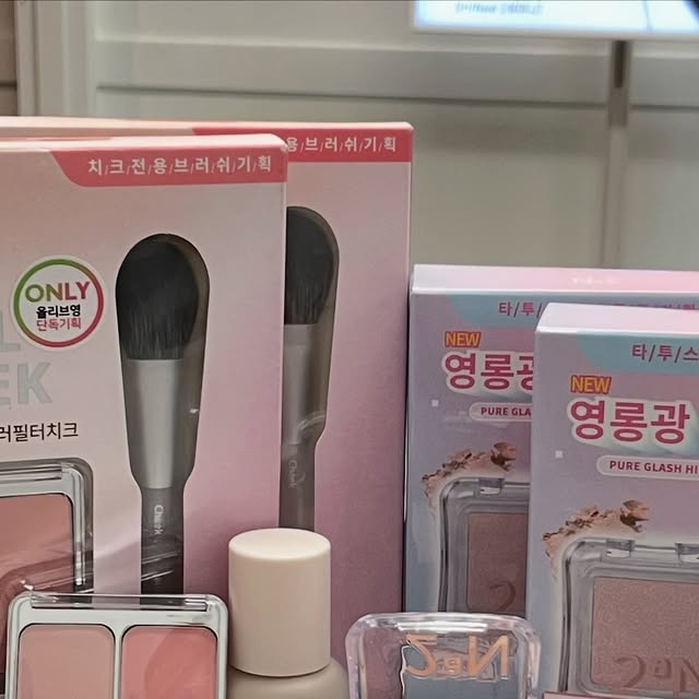 콩이 on Instagram: "#광고

메이크업의 디테일을 한 층 더 올려줄
투에이엔 듀얼치크 & 퓨어 글래시 하이라이터

✔️ 입체감 있는 뽀용한 메이크업을 위한
투에이엔 듀얼치크 💕

봄웜톤에게 딱 ! 듀얼 치크
02 러브 로지, 06 핑크페탈
11 쥬시피치, 14 러브 큐피트

✔️ 영롱한 눈매를 위한
퓨어 글래시 하이라이터
IV01 슈가 베일 OR01 피치빔

물 머금은 듯 반짝이는 순간을 담은 투명하고 맑은 글래시 하이라이터..✨

✔️ 얇고 가벼운 발림성으로 쫀쫀한
도자기 피부 가능한 롱 웨어링 파운데이션 
21호 아이보리

미니 사이즈로 파우치 속, 쏙 넣어다니기 딱..✨

시작된 올리브영 세일 !
꼭 사야할 메이크업 필수템 🫧🫧
📍 8/29 ~ 9/4

#올영픽 #올리브영추천템 #올영필수템
#러브버블컬렉션 #롱웨어링파운데이션미니
#컬러플레이듀얼라이너"