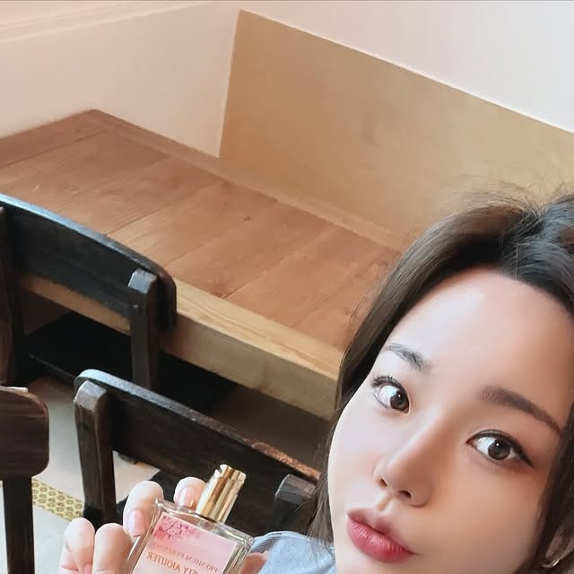 💋 on Instagram: "#광고 향수러버🤍
은은하게 잔향까지 좋은 향수 추천해요 :)

#광고#꽃향수 #니치향수#달달한향수#과일향수#남녀공용향수#상큼한향수#플로럴향수#오래가는향수#지속력좋은향수#승무원향수#달콤한향수#은은한향수#베리향수#작약향수#포근한향수#데일리향수#휴대용향수#러블리아쥬떼#오드퍼퓸"