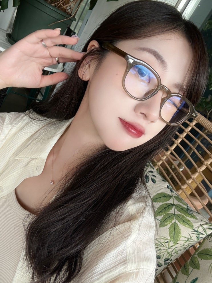 [모먼트어스] 깔끔하고 세련된 아이웨어 'LAB KHAKI' 안경 추천 &실착용 후기