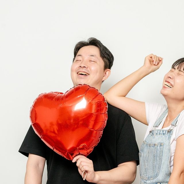 데이트하는쪼꼬미부부👰🏻‍♀️🤵🏻 on Instagram: "#광고 우리부부 1년에 두번씩 꼭 찍는 셀프사진:) 벌써 두번째 방문하는 포토맨션에서 이번에도 사진찍고왔어요! 무인관리로 우리둘만