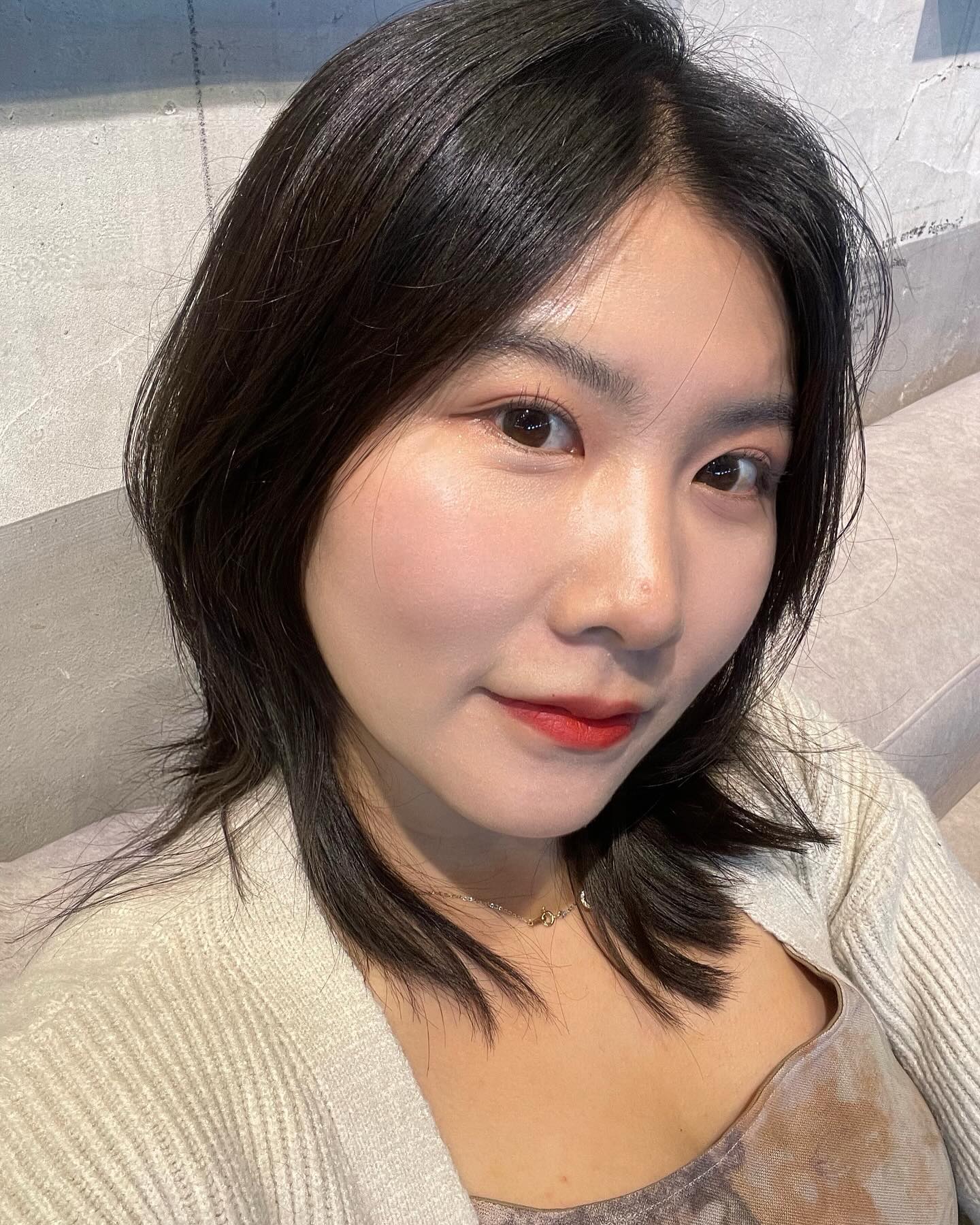 #협찬

똥손도 쉽게 예쁜 눈을 만들 수 있는 올리오 노글루속눈썹 

예전에는 속눈썹 연장 진짜 많이 했었는데 안 하게 되고
이후 마스카라로 눈 화장 하지만 지우는게 너무 일이더라고요

그래서 셀프 속눈썹도 많이 붙여봤지만 똥손이라 
글루 조절하는것도 어렵고 예쁘게 붙이기가 어려웠거든요🥲

그런 저에게 찰떡인 #노글루속눈썹
글루 없이 붙일 수 있어서 간편하고 안전해요💓
쉽고 빠르게 붙일 수 있고 글루가 없으면 유지력이 약할까 싶었는데 고정력이랑 유지력도 상당히 좋아요
유지력도 좋지만 속눈썹 떼낼때도 이물질 없이 깔끔하게 제거되어서 좋더라고요

#올리오 #가닥속눈썹 #싱글팩 #속눈썹추천 #인조속눈썹 #초간단속눈썹 #속눈썹붙이기 #글루없는속눈썹 #메이크업 #초간단메이크업 #아이메이크업