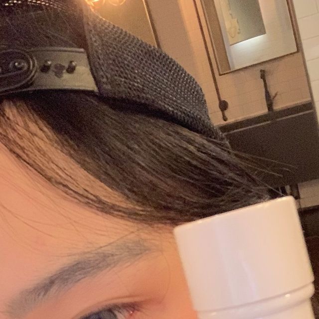 Mia on Instagram: "#광고 쫀쫀하고 탄력있는 피부를 위한 관리 시작을 홀스킨과 함께 🤍 제형이 묽지도 않고 쫀쫀하면서 흡수가 잘되는 느낌이에요! 모공이 안보이는 그날까지,,, 💭💭💭💭 #