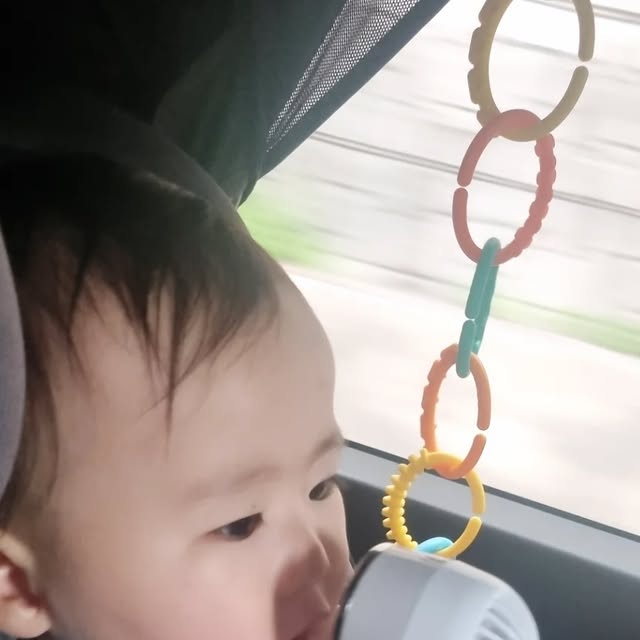 소현아 on Instagram: "#광고 #SMIRIA선풍기 여름 산책에 없으면 안 되는 육아템!

요즘 서준이랑 산책 다닐 때 진짜 잘 쓰고 있는 #손선풍기 예요💨
한 손에 쏙 들어오는 사이즈에다가 너무 가벼워서
아기랑 짐 바리바리 들고 나갈 때도 부담 없어요.

👶🏻이것저것 만져보기 좋아하는 서준이가 관심가지고 혼자 들고 있으려고 하는데 팬 구조가 안전해서 아기 손가락이 들어갈 걱정이 없더라구요.
이런 디테일이 진짜 육아템에서 중요한 거잖아요!

💡그리고 이거 그냥 손에 들고만 쓰는 거 아니에요!
고리가 있어서 유모차, 가방에 걸어두기도 좋고,
책상이나 식탁 위에 올려서 스탠딩으로도 거치 가능해서
캠핑이나 피크닉 때도 활용도 최고예요✨

🌬️ 바람 세기도 무려 3단계로 조절 가능!
날씨에 따라 약하게, 강하게 조절 가능하고
완충하면 최대 10시간까지 쓸 수 있어서
하루 외출도 걱정 없어요.

🧊이 제품의 하이라이트는 냉각판!
그냥 바람만 부는 게 아니라,
버튼 한 번이면 목덜미에 시원하게 닿는 직접 냉각 쿨링감✨
산책 중간에 땀나기 시작할 때 틀어주면 너무 개운하고 기분까지 좋아지는 #냉각선풍기 💙

📦 #쿠팡이벤트 
이번에 쿠팡에서 특가 이벤트도 하더라고요!
⏰ 6월 25일(화) 밤 11시부터 26일(수) 아침 7시까지
딱 8시간만 진행되는 한정수량 이벤트!
정가는 27,800원이지만,
이 시간대에는 놀랄만한 #한정특가 쿠팡가로 찬스가 열려요.

서준이랑 여름 보내는 동안 저한텐 완전 필수템이라
한 개 더 쟁일까 고민 중이에요😊 
#선풍기추천

👉 @smiria_official
#무선냉각선풍기 #휴대용선풍기 #미니휴대용선풍기
 #캠핑용선풍기 #충전식선풍기"