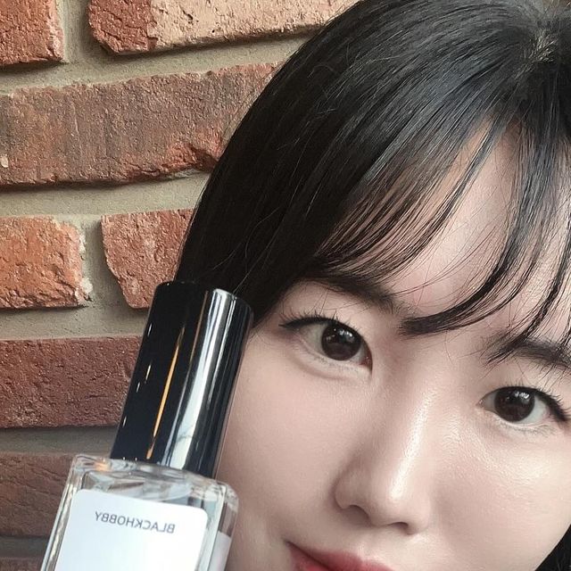 은별 on Instagram: "#광고 블랙하비 향수 [어나더 향]
 제가 좋아하는 블랙하비 향수를 또 소개해드릴게요~~~🫣
 **어두운 (Black)**과 **취미 (Hobby)**를 합쳐 만들어졌는데, 고급스러움과 우아함을 상징하는 ”블랙“과 즐거움, 흥미로움을 나타내는 ”취미“라는 단어를 결합한 뜻이랍니다🖤
블랙하비는 국내 최다향을 보유하며, 판매량 약 300,000개 이상, 구매평 약 50,000개 이상!!!! 현재 약 500종류의 향 보유 중(국내 최다향 보유)이에용👍🏻👍🏻👍🏻
이번향은 “어나더”라는 향인데 자스민과 무게감있는 이끼향, 묵직하고 세련된 향이에요!! 우디머스크향계열인데 은은한 살냄새가 나서 여름향수로 강추드려요!!! 비슷한 향수로는 “르라보 어나더13”이라는 향수랑 향이 같아요💗 계속 맡고싶은향이라 요즘 이것만 뿌린답니당😘 
여름향수 찾는분들 남녀공용이니 꼭 써보세요❤️‍🔥❤️‍🔥❤️‍🔥
#광고#향수#향수추천#향수선물#니치향수#수제향수#남자향수#여자향수#드레스퍼퓸#섬유향수"