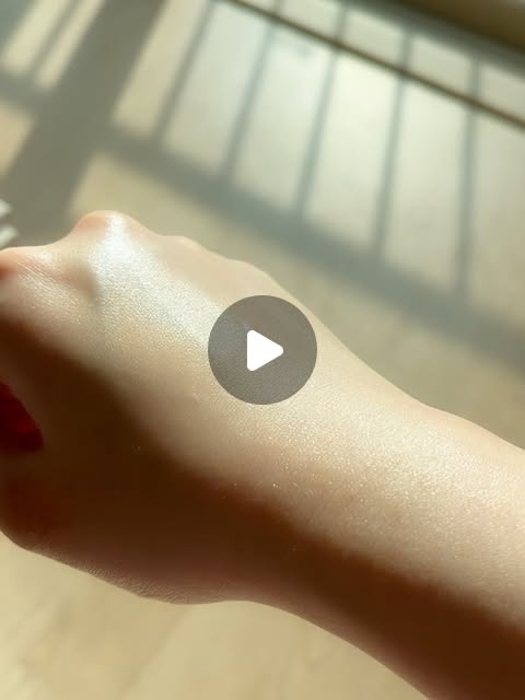 천하 on Instagram: "#협찬

비타민 앰플, 다 비슷해 보이지만
막상 성분표를 보면 대부분 ‘소량’만 들어 있는 경우가 많습니다.
그래서 발랐을 때는 촉촉한데,
며칠 지나면 다시 원래 피부로 돌아오는 경험… 한 번쯤 해보셨죠?

이 앰플은 다릅니다.
숫자가 증명하는 순수 비타민C 23.5% 고함량.
겉만 번들거리는 보습이 아니라,
피부 톤·결·광을 동시에 케어하도록 설계됐습니다.

시중 제품 대부분은
‘비타민 함유’라고 적혀 있지만 실제로는 극소량만 들어갑니다.
하지만 이 앰플은 순수 비타민C가 무려 23.5%.
눈속임이 아닌, 피부에 변화를 느낄 수 있는 농도입니다.

✔ 칙칙한 피부 톤 개선
✔ 잡티 케어
✔ 피부결 정돈
✔ 자연스러운 광채

까지 한 번에 관리할 수 있습니다.

처음 사용하면 살짝 따끔할 수 있어요.
“내 피부에 안 맞나?” 싶을 수 있지만,
그건 비타민이 피부 틈새로 스며들며 일어나는
활성 반응 신호입니다.

처음 2~3일은 미세하게 느껴질 수 있지만,
피부가 적응하면서 따가움은 줄고
대신 결이 점점 매끈해지는 걸 느끼게 됩니다.

실사용자들이 말합니다.

“처음엔 따끔했는데,
3일 지나니까 피부가 부드러워지고
만졌을 때 느낌이 다르더라구요.”

이 앰플은 바르고 끝이 아닙니다.
다음 날 바로 느껴지는 변화.

저녁에 바르고 자면,
아침에 화장 먹는 게 달라집니다.
밀착이 좋아지고, 들뜸이 줄어들고,
칙칙했던 피부 톤이 한결 맑아 보입니다.

✔ 이런 분들께 추천해요

✔ 피부 톤이 칙칙해 보일 때
✔ 화장이 자꾸 밀릴 때
✔ 잡티, 결이 신경 쓰일 때
✔ 진짜 고함량 비타민 앰플을 찾고 있을 때
✔ 단기간 변화를 느끼고 싶은 분

#광고
#나인블랑
#9BLANC
#비타민C앰플"